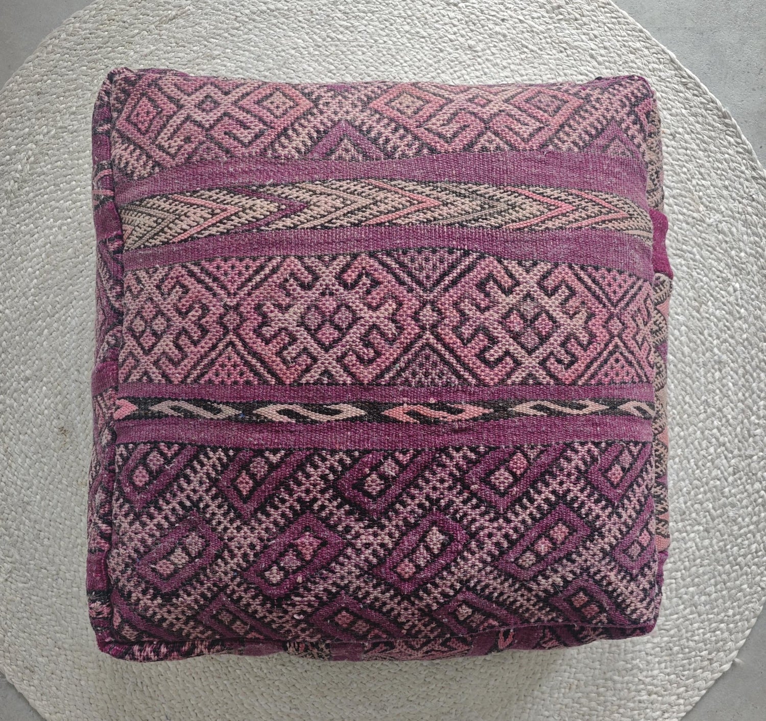 Vintage Berber Pouf aus Marokko, Lila Kelim Bodenkissen, Handgefertigter Pouf aus Wolle mit geometrischen Mustern - CocosyBerlin