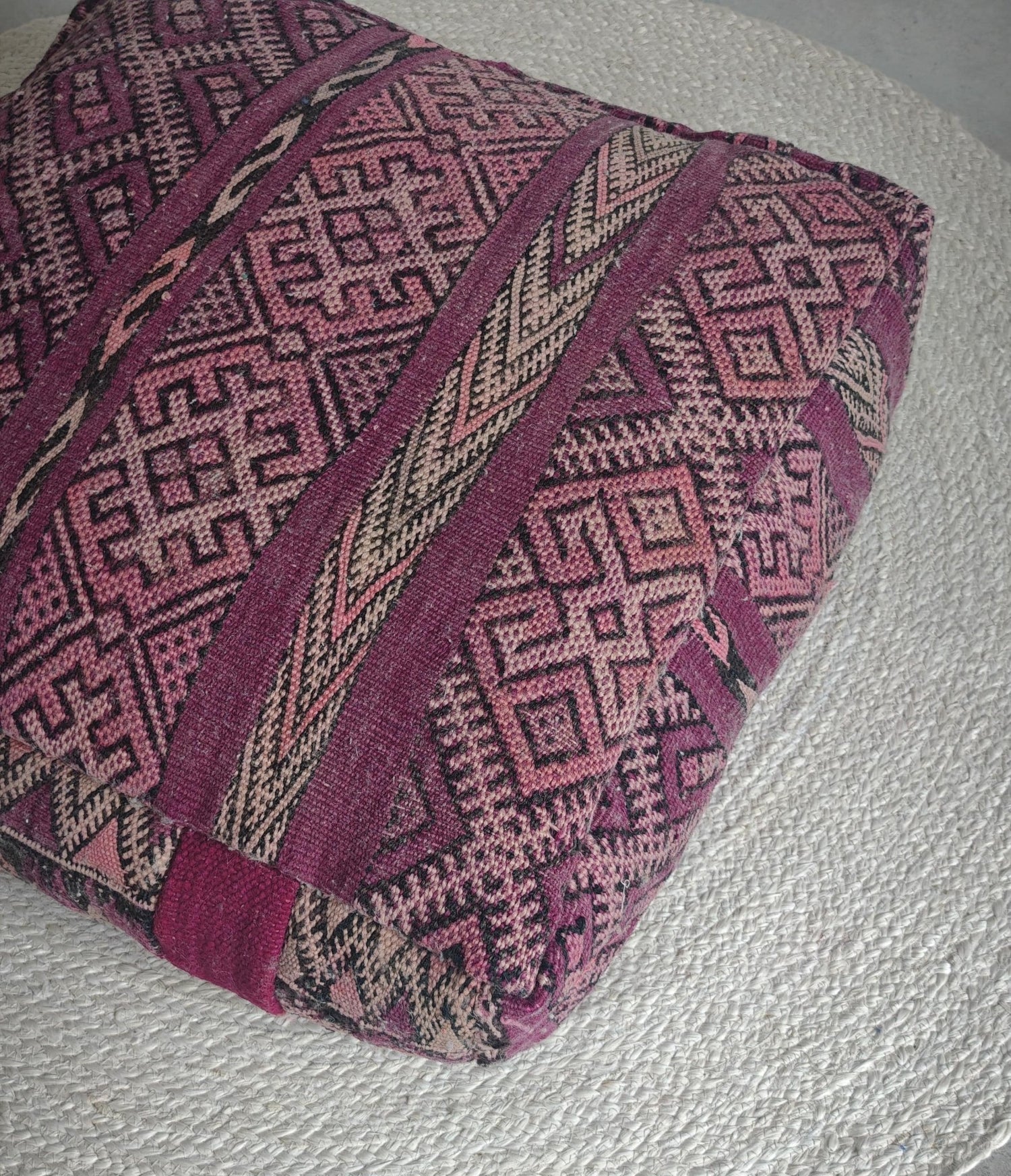 Vintage Berber Pouf aus Marokko, Lila Kelim Bodenkissen, Handgefertigter Pouf aus Wolle mit geometrischen Mustern - CocosyBerlin