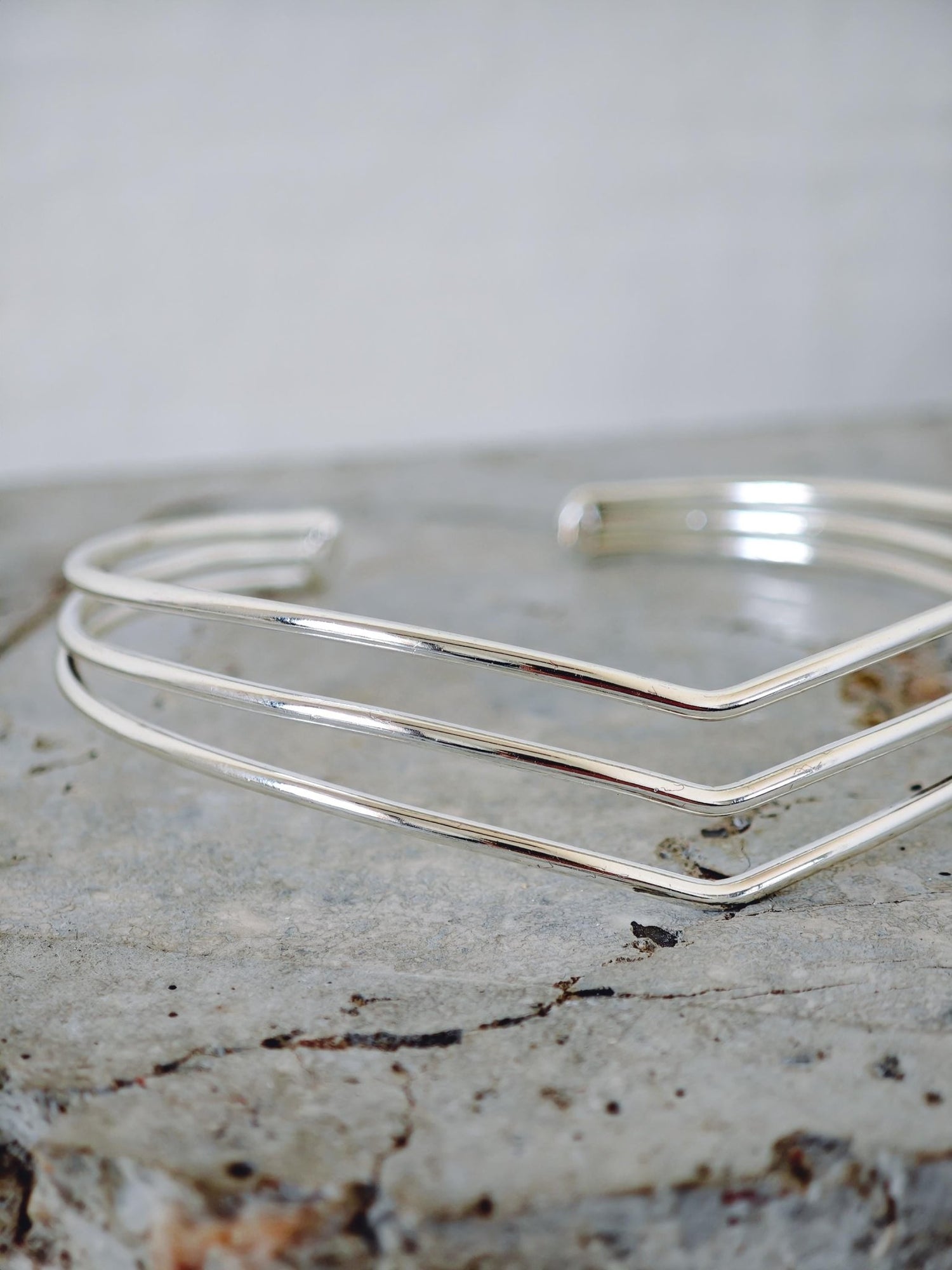 Minimalistischer Oberarmreif Messing versilbert, 3 - reihiger Arm Cuff, Boho Festival Schmuck - CocosyBerlin