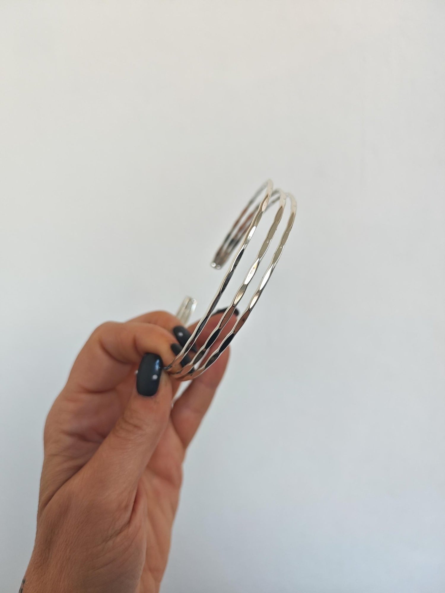 Gehämmerter Oberarmreif / Armreif aus Messing versilbert, Silber Armreif, Boho Oberarm Armreif, Minimalistischer Schmuck - CocosyBerlin
