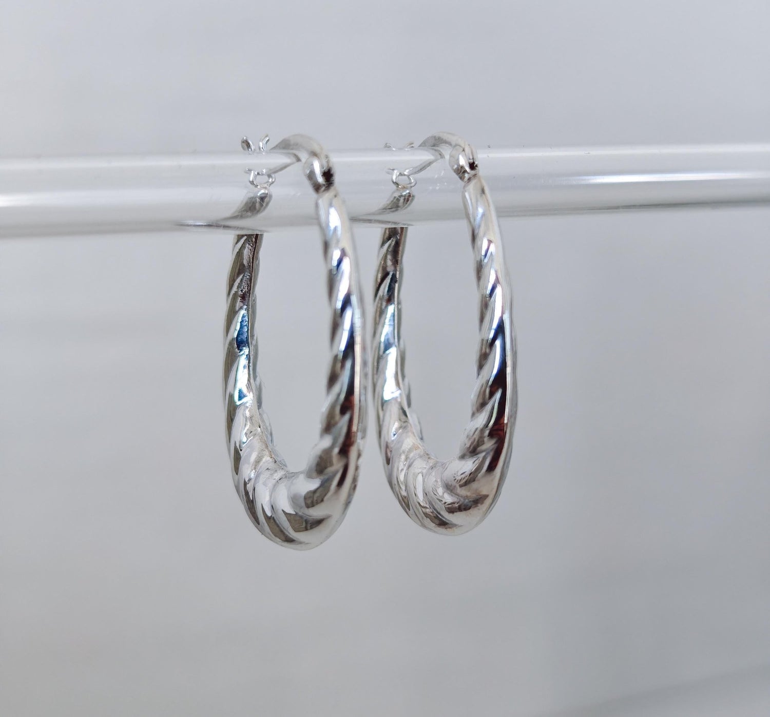 Große Croissant Creolen aus 925 Silber, Ovale Shrimp Hoops, Puffy Statement Silber Ohrringe, Gedrehte Silbercreolen - CocosyBerlin