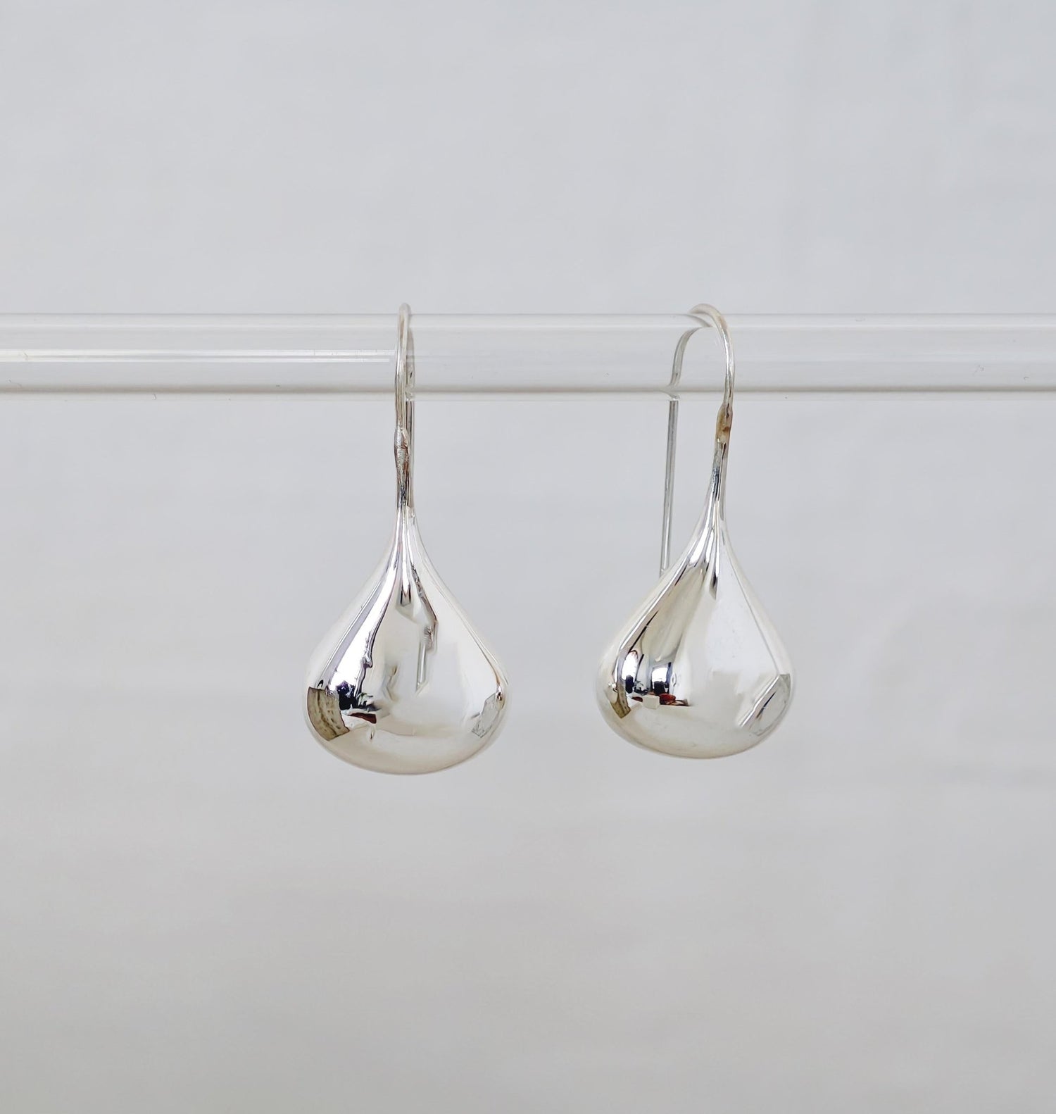 Tropfen Ohrringe aus Silber 925, Lange Hängende Ohrringe, Puffy Teardrop Earrings - CocosyBerlin