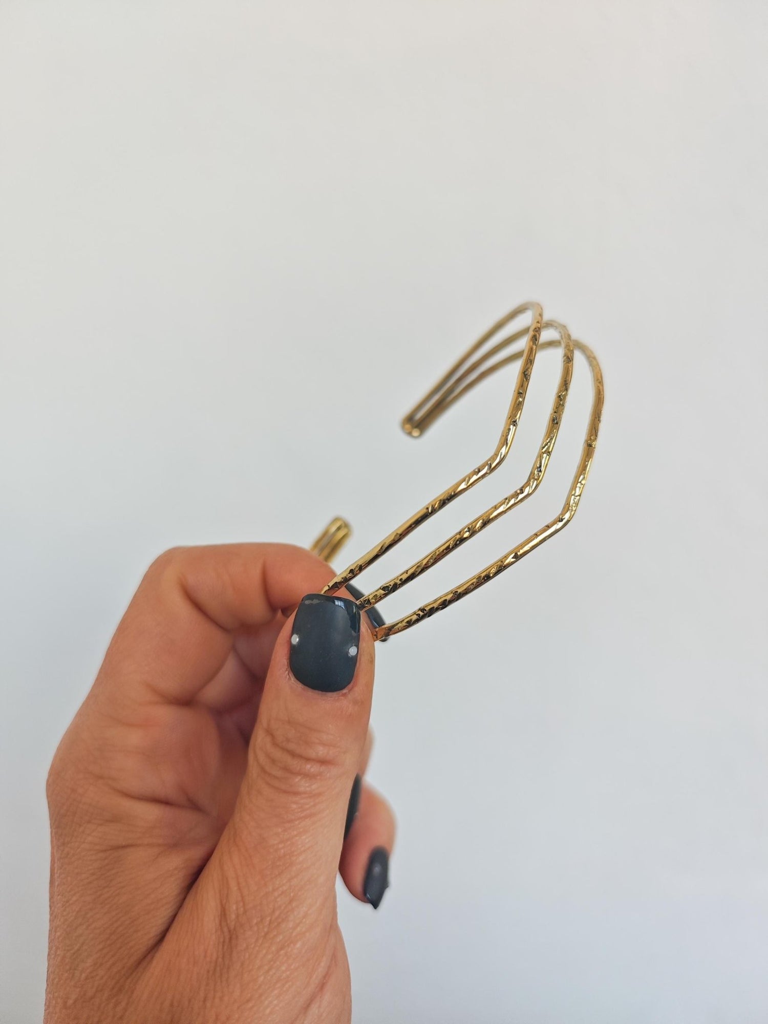 Oberarmreif / Armreif aus goldenem Messing, Arm Cuff, Oberarm Manschette gehämmert, Boho Armreif golden - CocosyBerlin