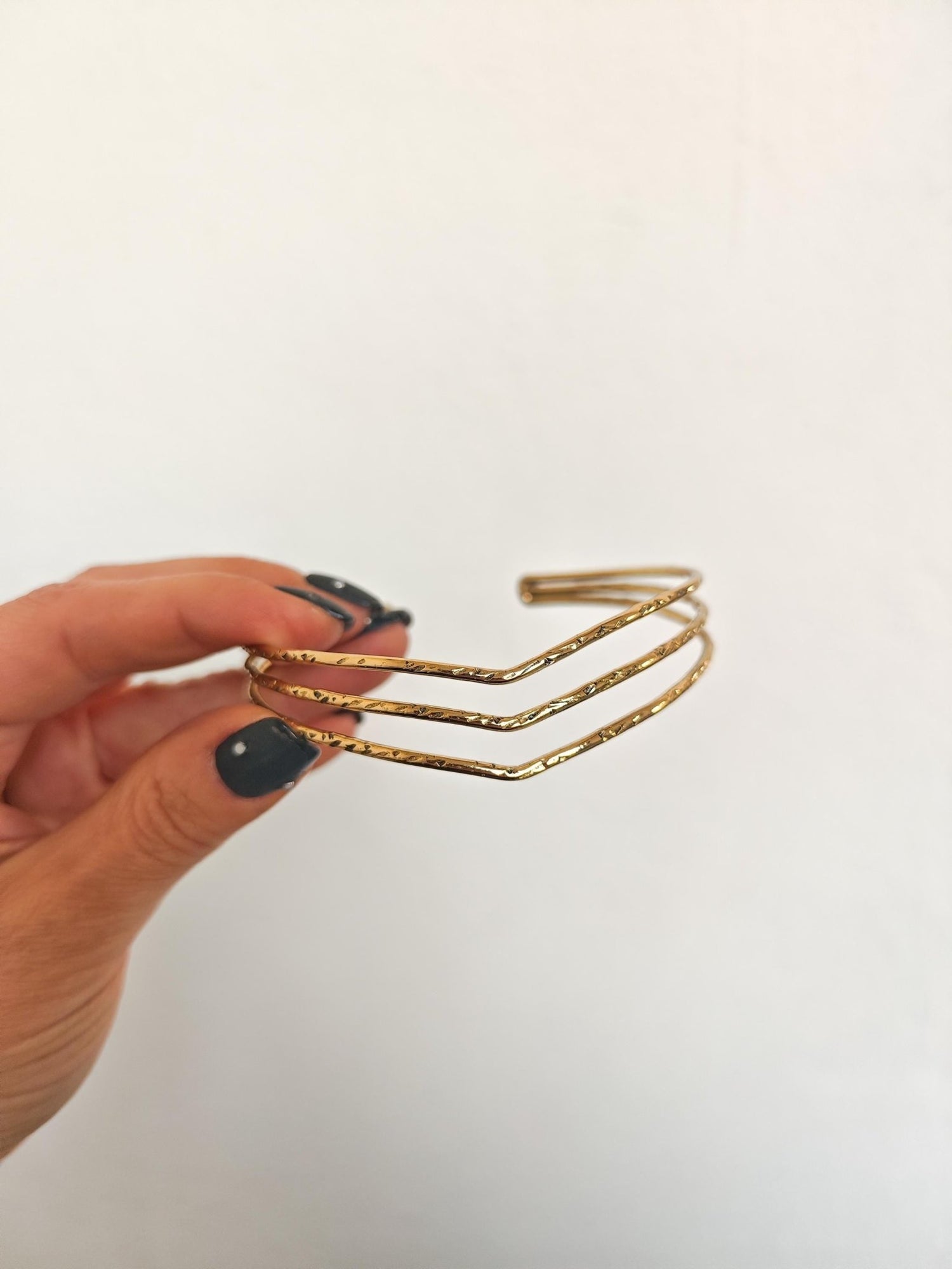 Oberarmreif / Armreif aus goldenem Messing, Arm Cuff, Oberarm Manschette gehämmert, Boho Armreif golden - CocosyBerlin