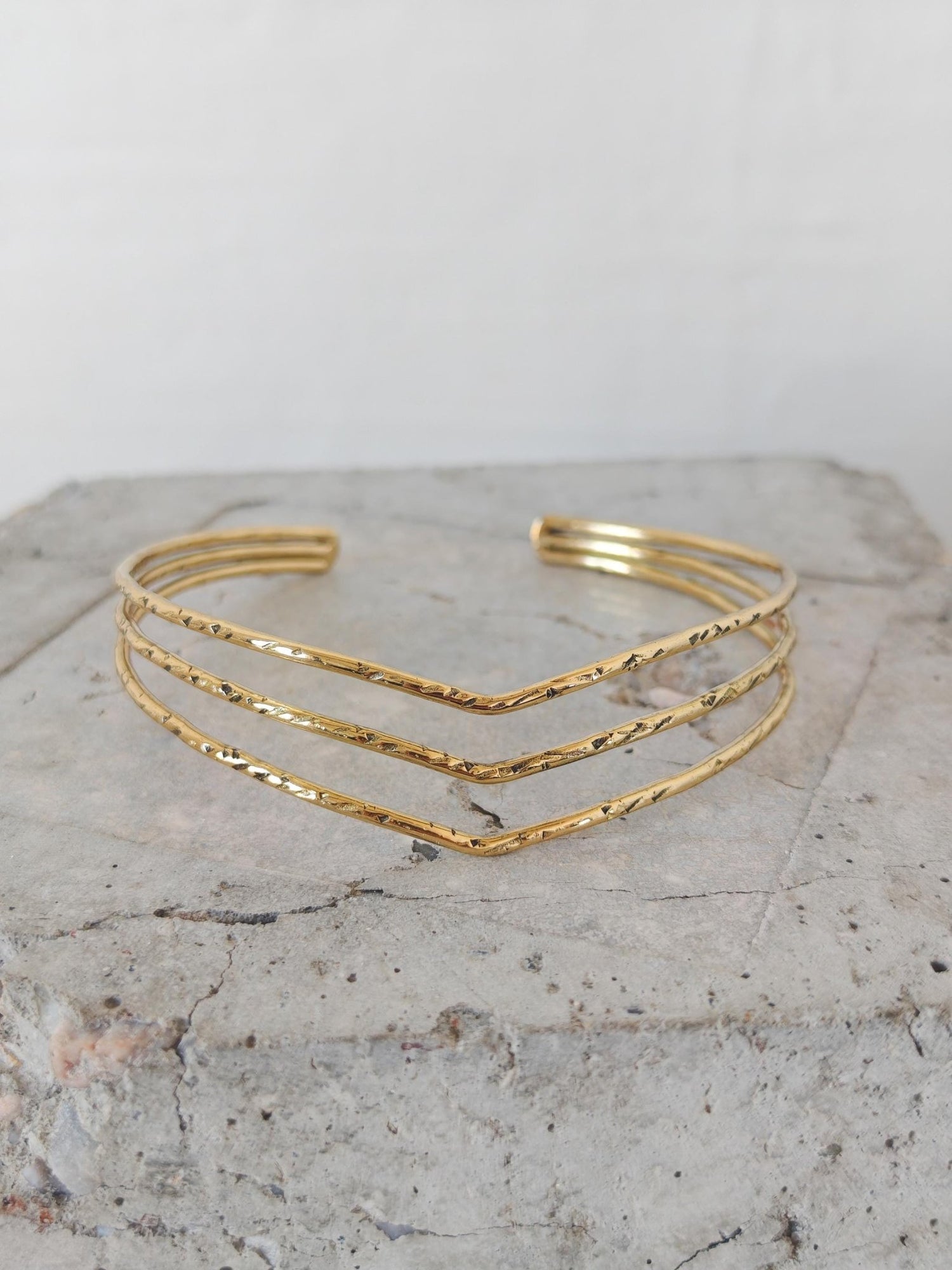 Oberarmreif / Armreif aus goldenem Messing, Arm Cuff, Oberarm Manschette gehämmert, Boho Armreif golden - CocosyBerlin