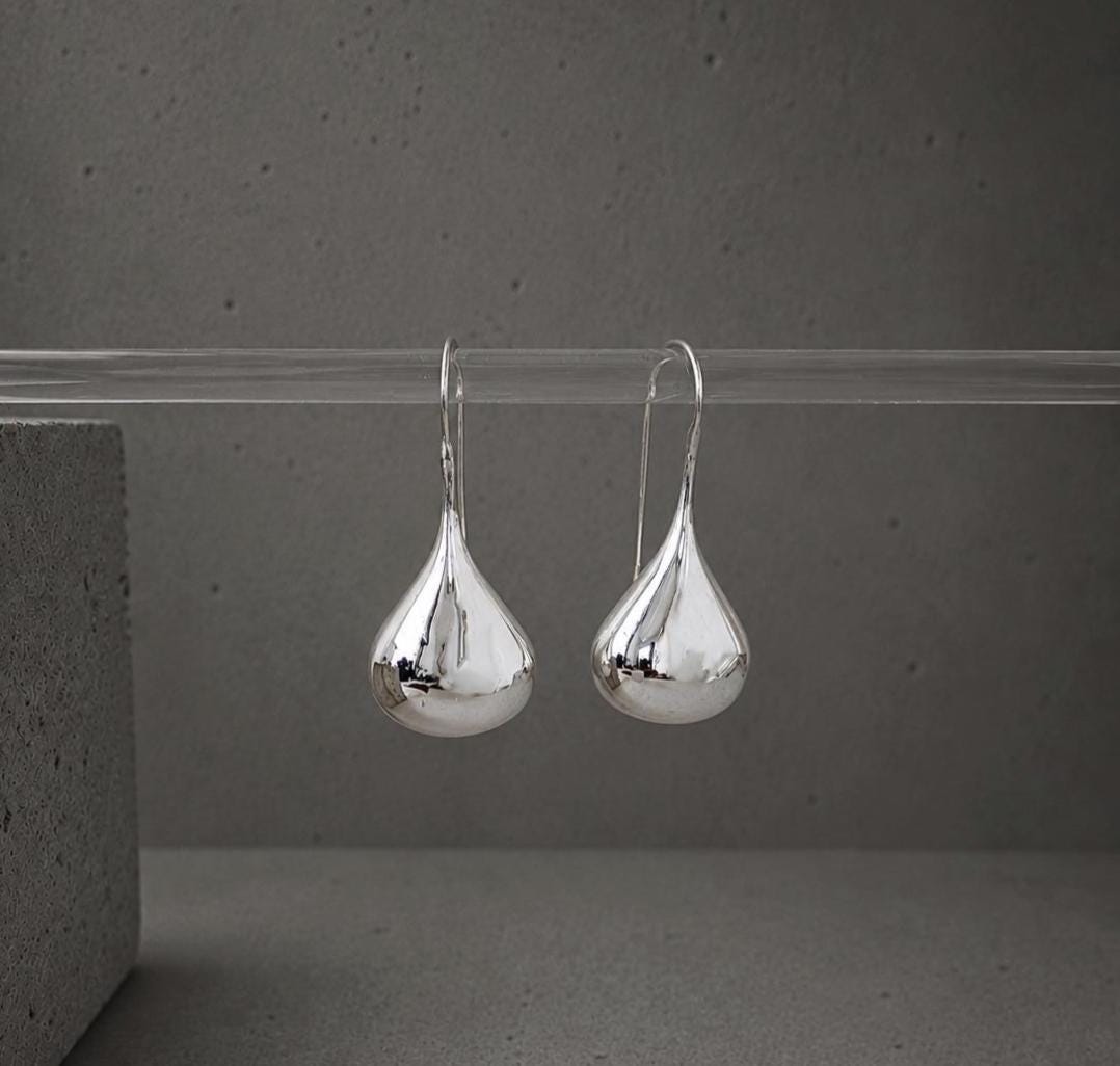 Tropfen Ohrringe aus Silber 925, Lange Hängende Ohrringe, Puffy Teardrop Earrings - CocosyBerlin