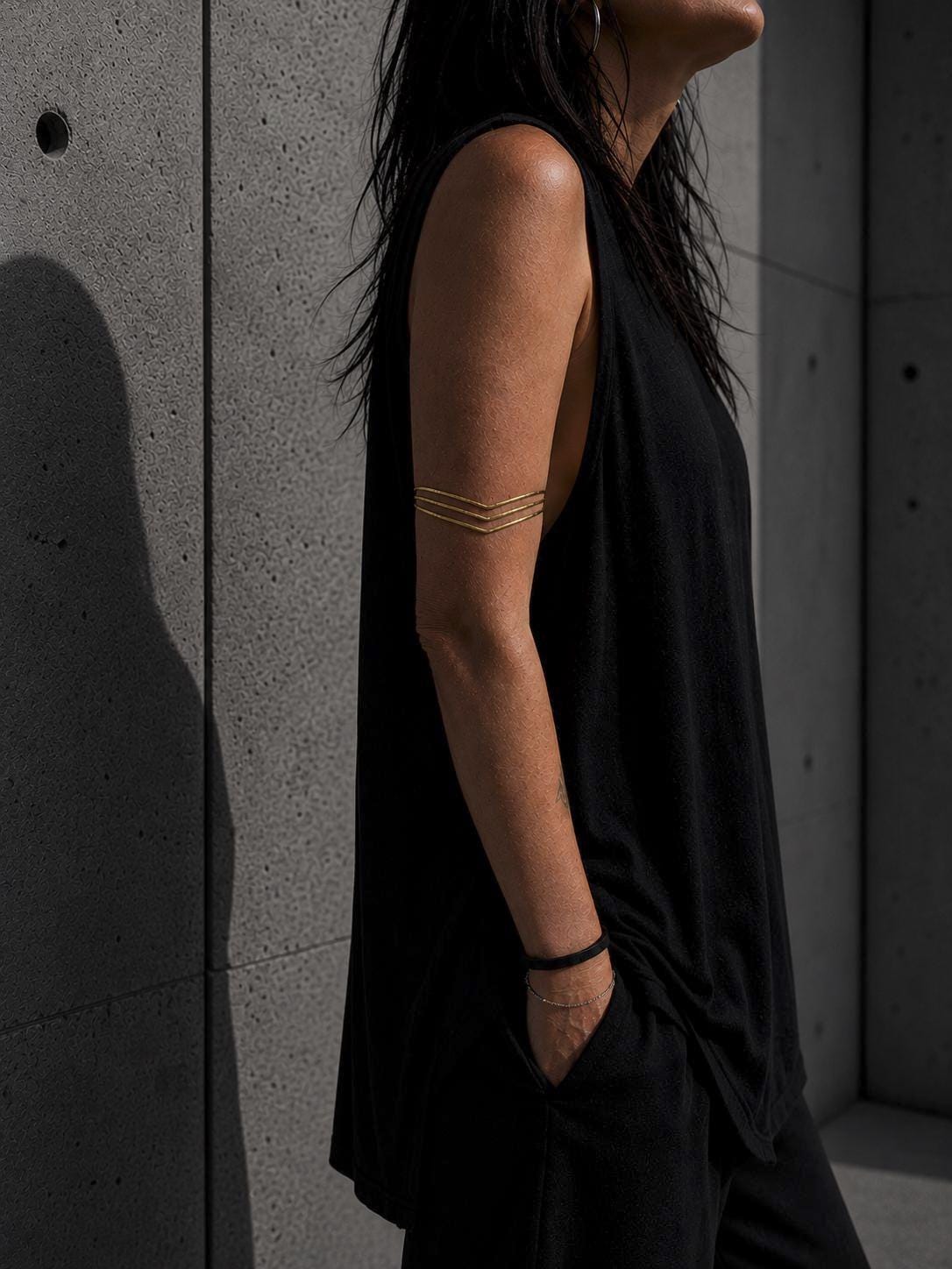 Oberarmreif / Armreif aus goldenem Messing, Arm Cuff, Oberarm Manschette gehämmert, Boho Armreif golden - CocosyBerlin