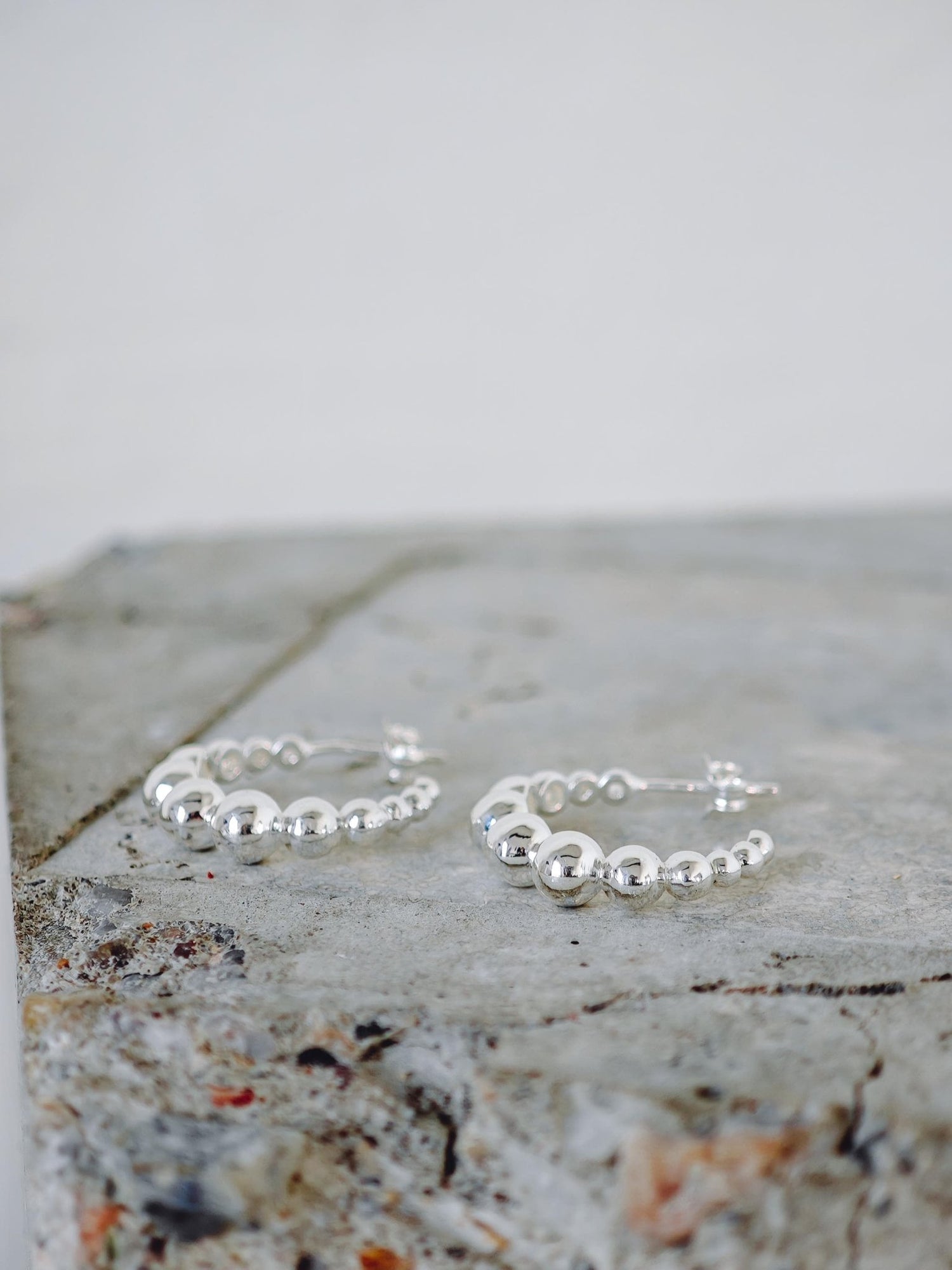 Bubble Ohrringe aus 925 Silber, Kugel Statement Ohrstecker Creolen, Silver Ball Hoops - CocosyBerlin