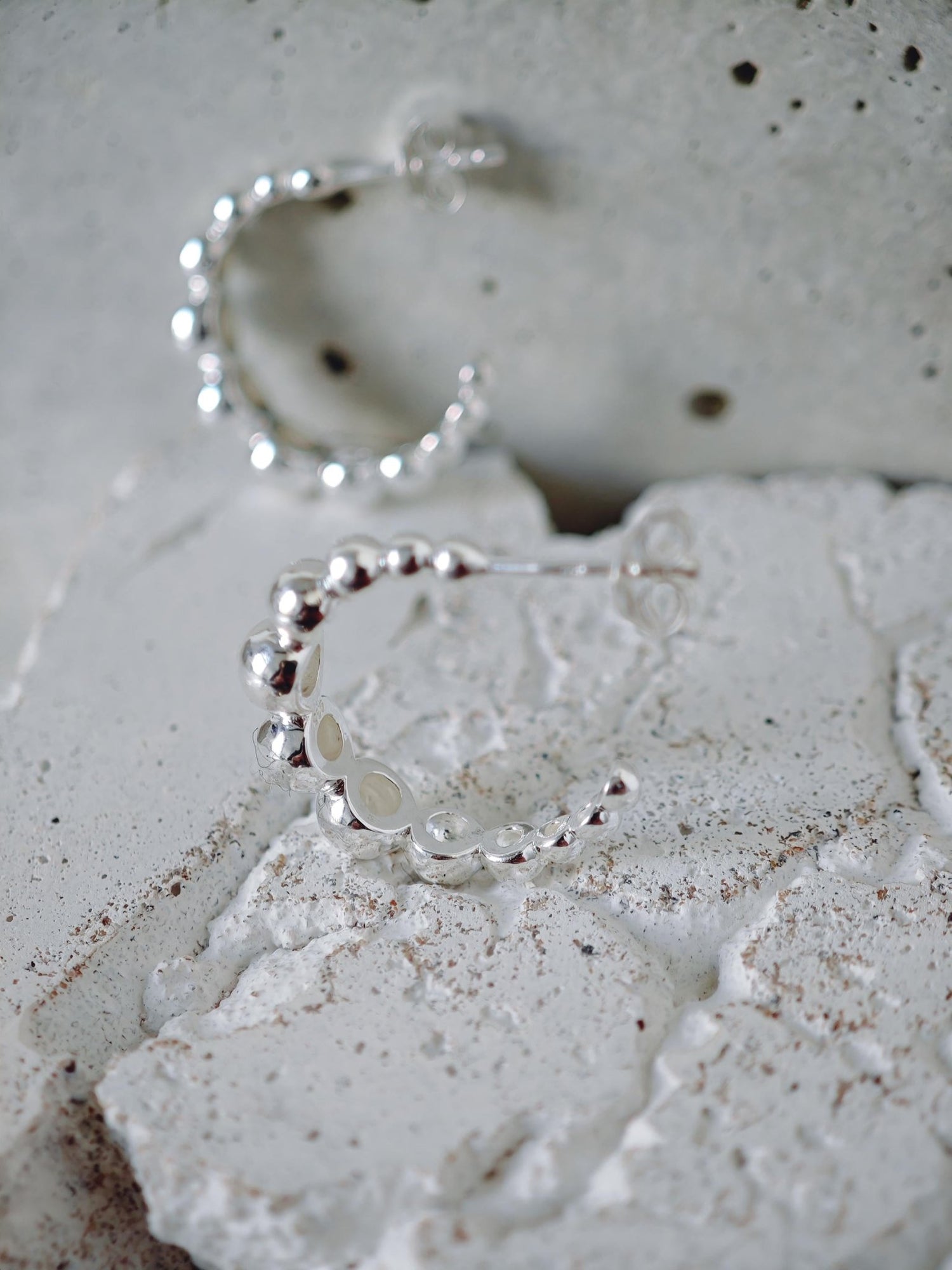 Bubble Ohrringe aus 925 Silber, Kugel Statement Ohrstecker Creolen, Silver Ball Hoops - CocosyBerlin
