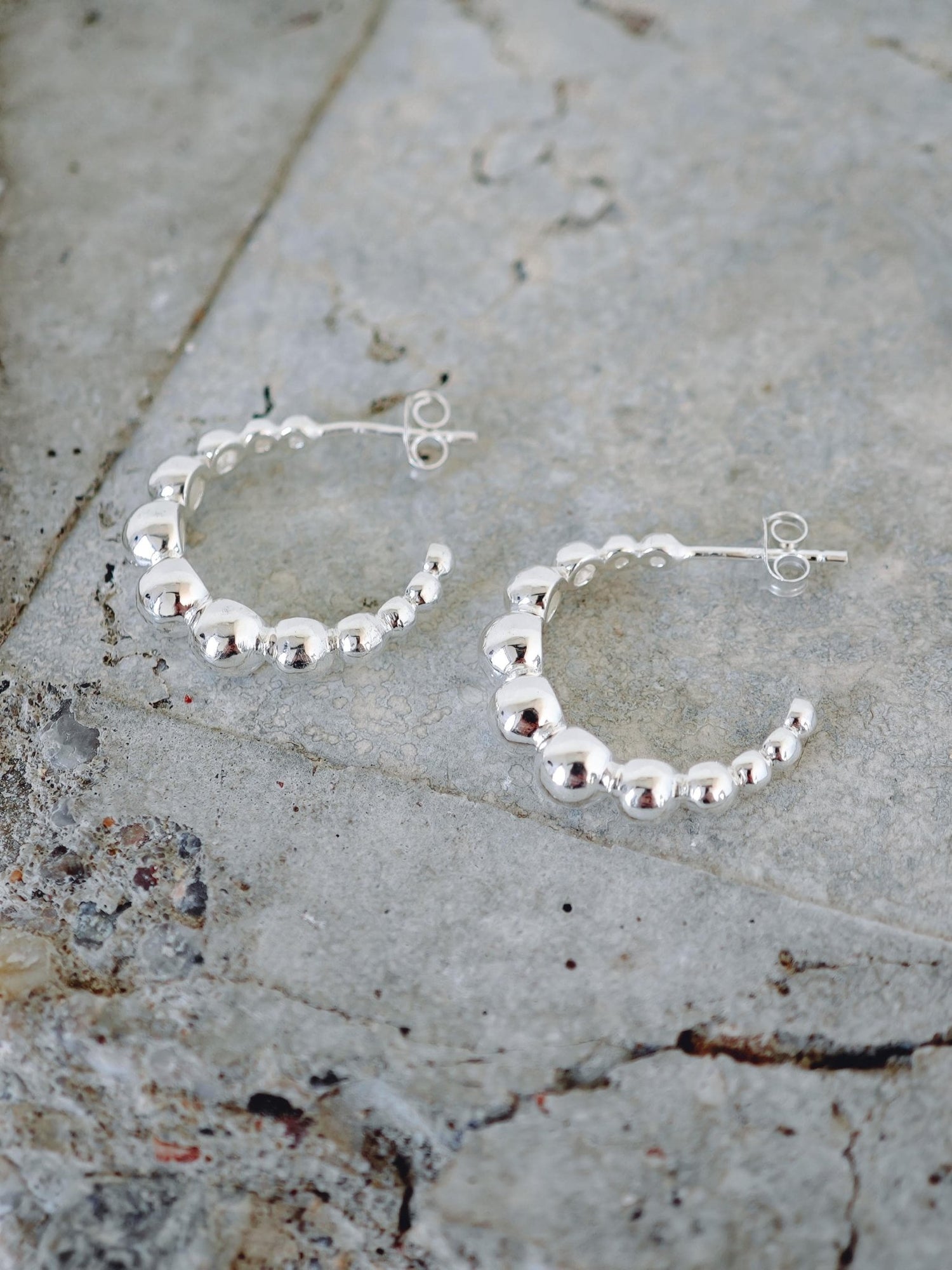 Bubble Ohrringe aus 925 Silber, Kugel Statement Ohrstecker Creolen, Silver Ball Hoops - CocosyBerlin