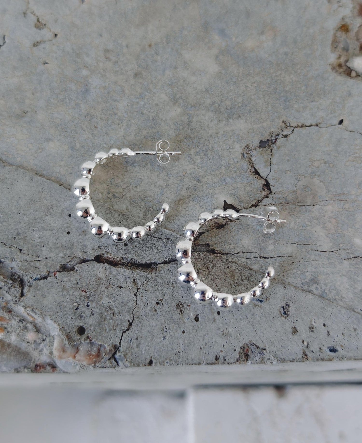 Bubble Ohrringe aus 925 Silber, Kugel Statement Ohrstecker Creolen, Silver Ball Hoops - CocosyBerlin