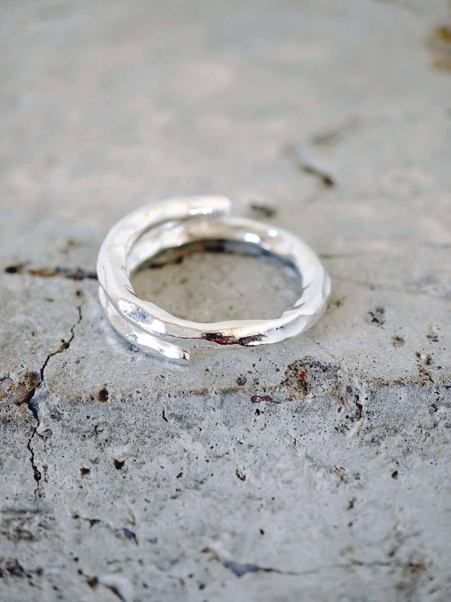 Organischer 925 Silber Ring, Raw Statement Stapelring, Gehämmerter Silberring - CocosyBerlin