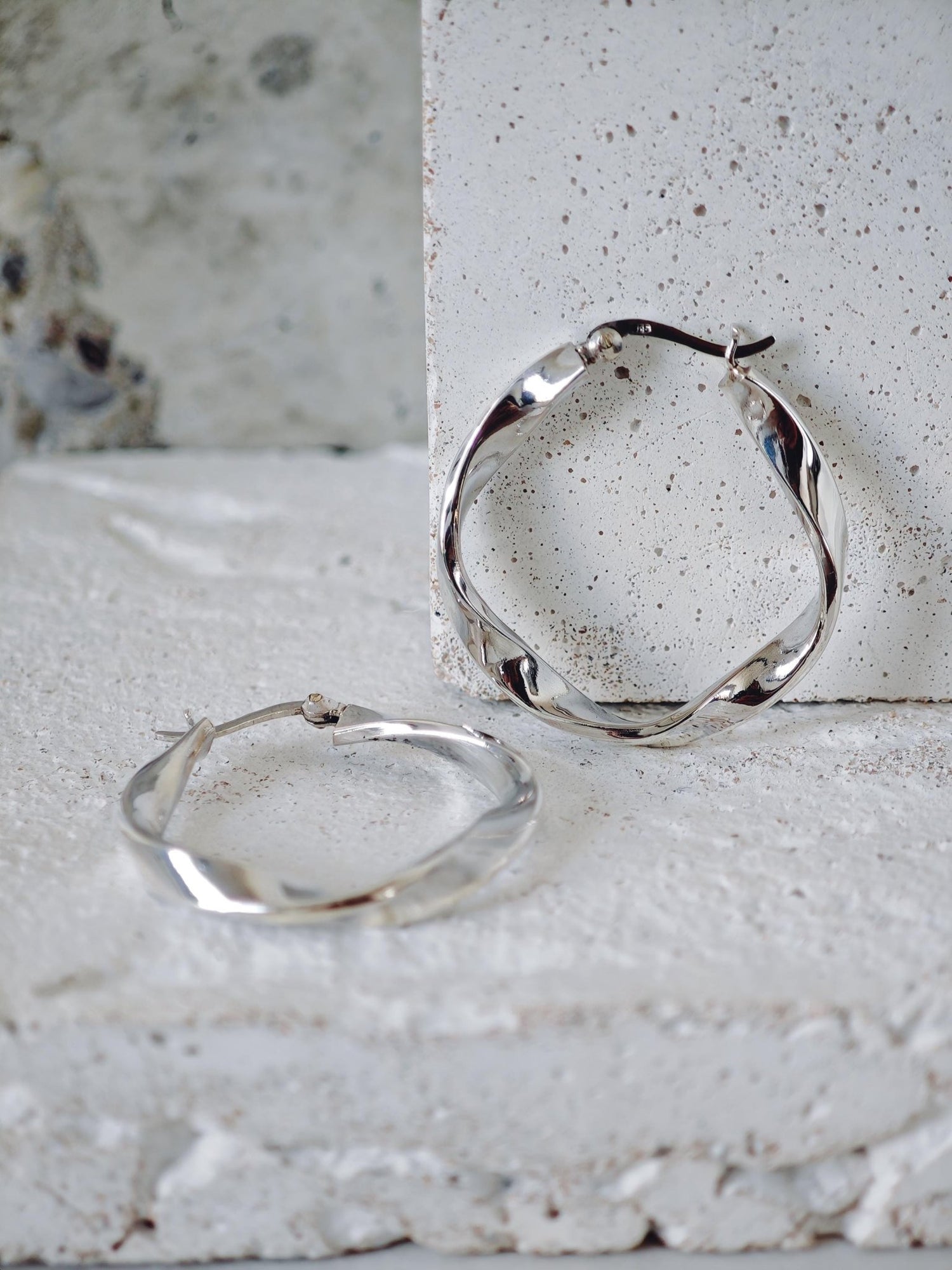 Twisted Creolen aus 925 Silber, Organic Twist Silber Creolen, Minimalistische Hoop Earrings, leichte Statement Ohrringe - CocosyBerlin