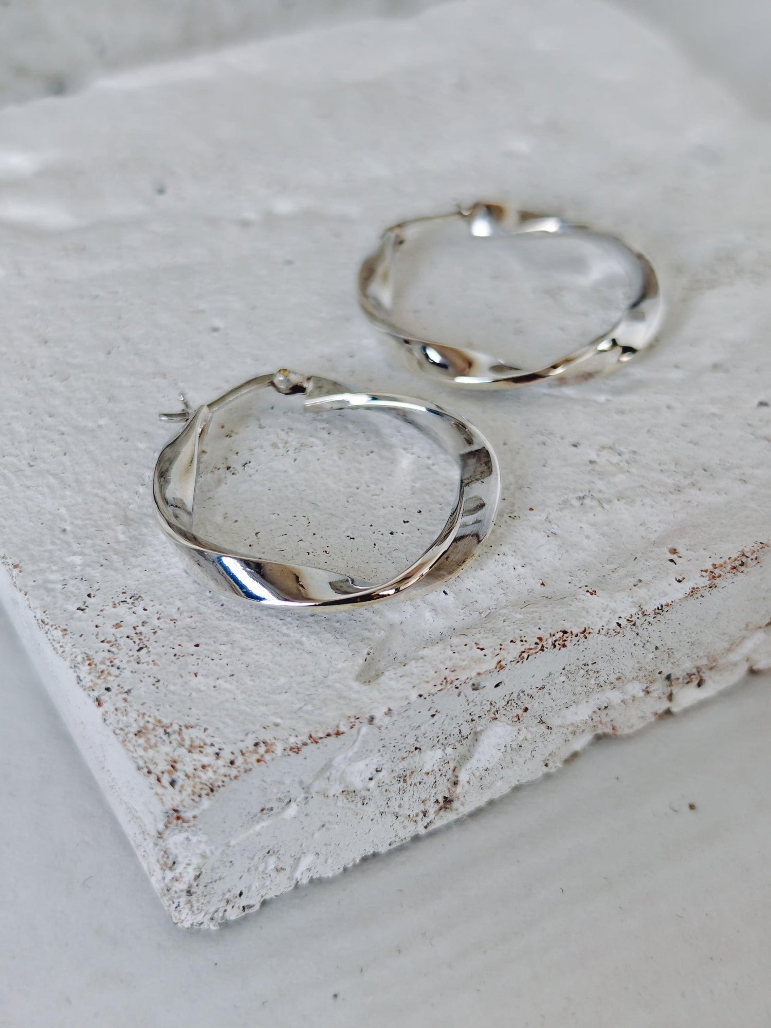 Twisted Creolen aus 925 Silber, Organic Twist Silber Creolen, Minimalistische Hoop Earrings, leichte Statement Ohrringe - CocosyBerlin