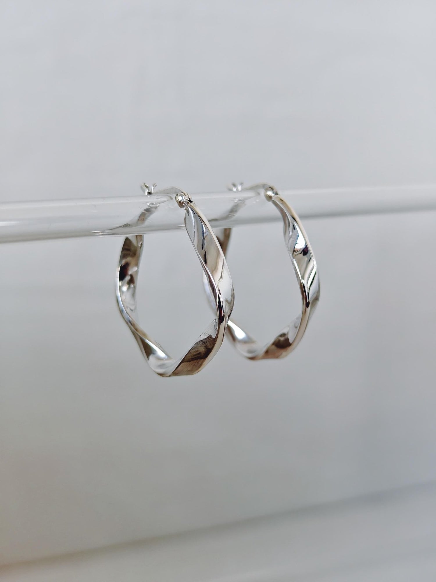 Twisted Creolen aus 925 Silber, Organic Twist Silber Creolen, Minimalistische Hoop Earrings, leichte Statement Ohrringe - CocosyBerlin