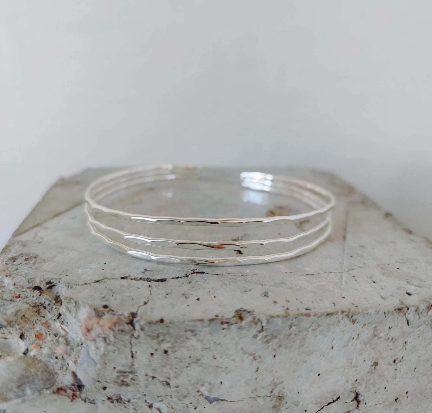 Gehämmerter Oberarmreif / Armreif aus Messing versilbert, Silber Armreif, Boho Oberarm Armreif, Minimalistischer Schmuck - CocosyBerlin