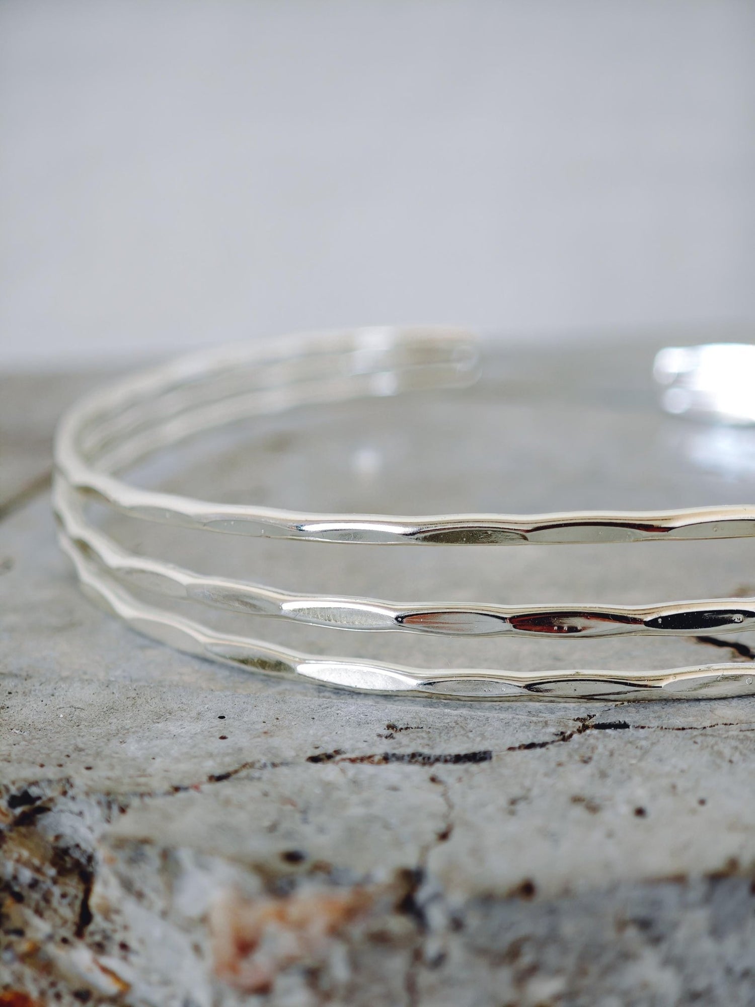 Gehämmerter Oberarmreif / Armreif aus Messing versilbert, Silber Armreif, Boho Oberarm Armreif, Minimalistischer Schmuck - CocosyBerlin