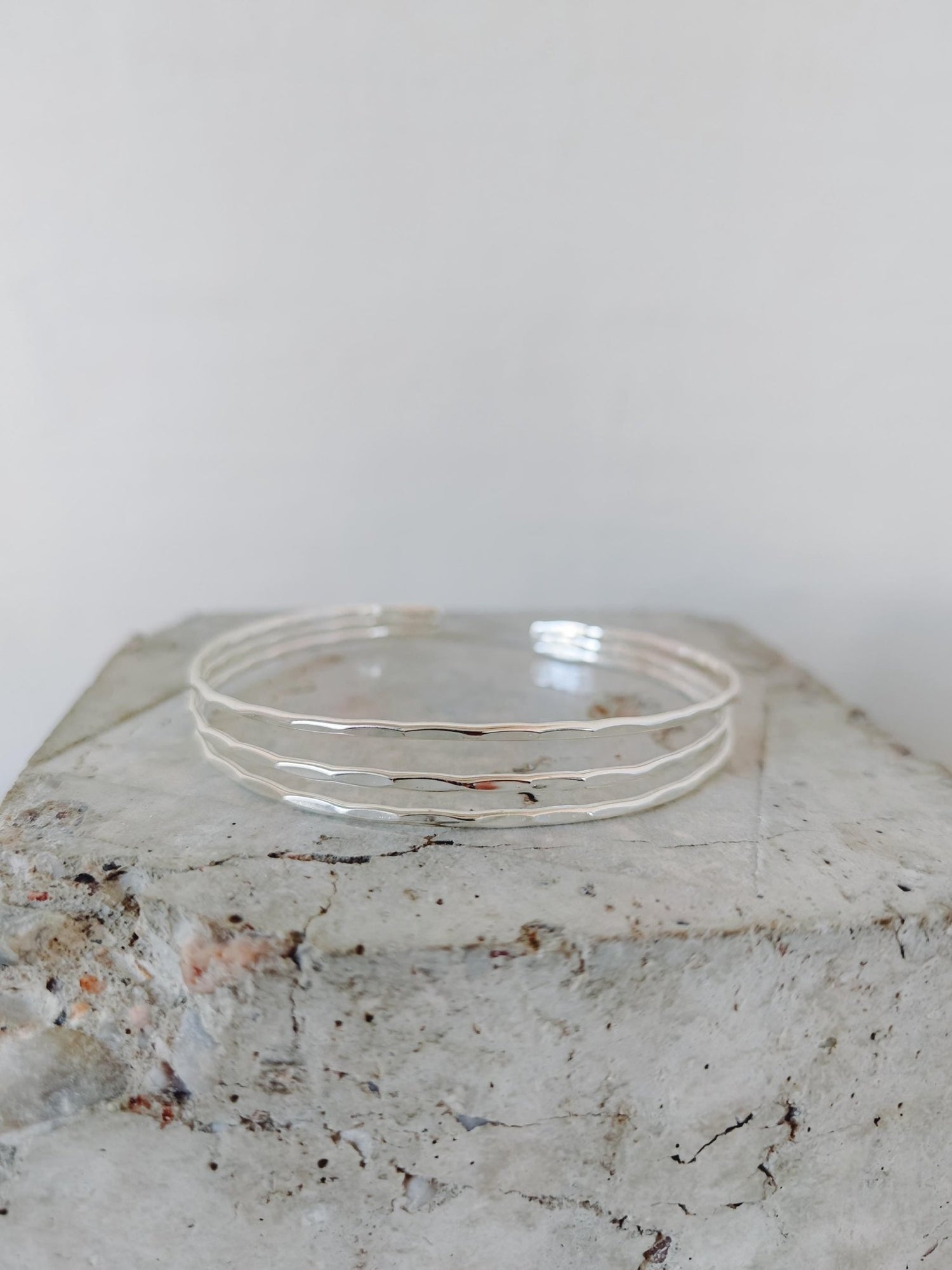 Gehämmerter Oberarmreif / Armreif aus Messing versilbert, Silber Armreif, Boho Oberarm Armreif, Minimalistischer Schmuck - CocosyBerlin