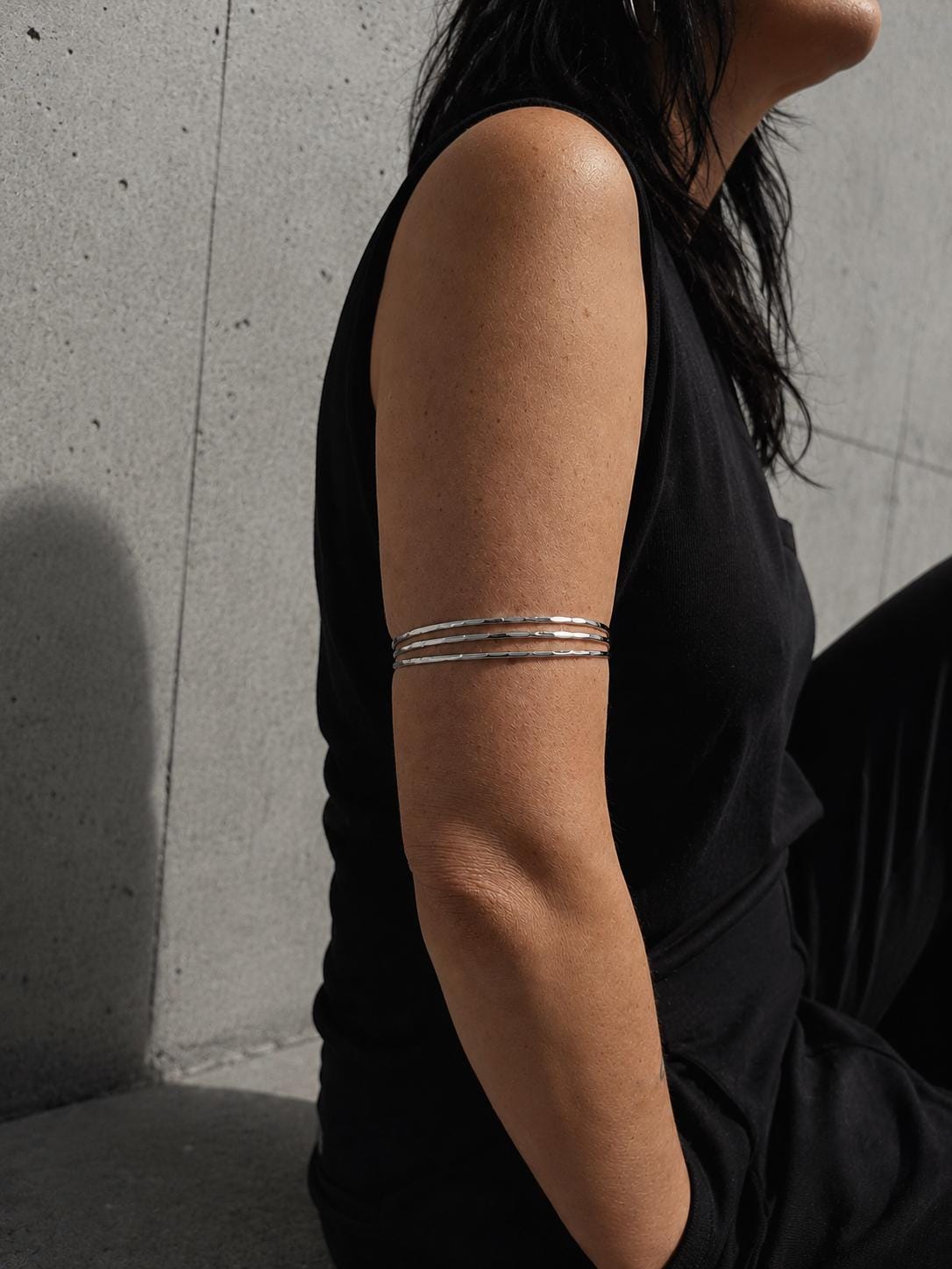 Gehämmerter Oberarmreif / Armreif aus Messing versilbert, Silber Armreif, Boho Oberarm Armreif, Minimalistischer Schmuck - CocosyBerlin