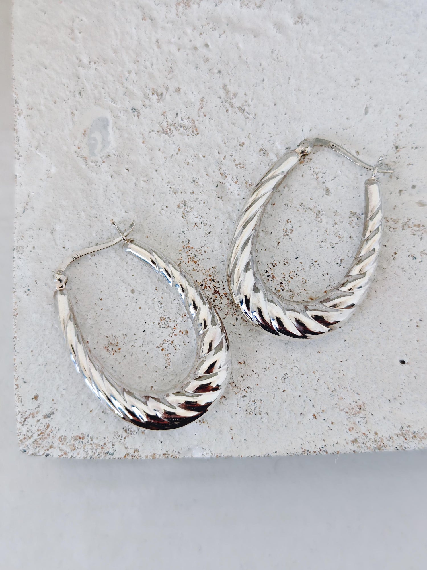 Große Croissant Creolen aus 925 Silber, Ovale Shrimp Hoops, Puffy Statement Silber Ohrringe, Gedrehte Silbercreolen
