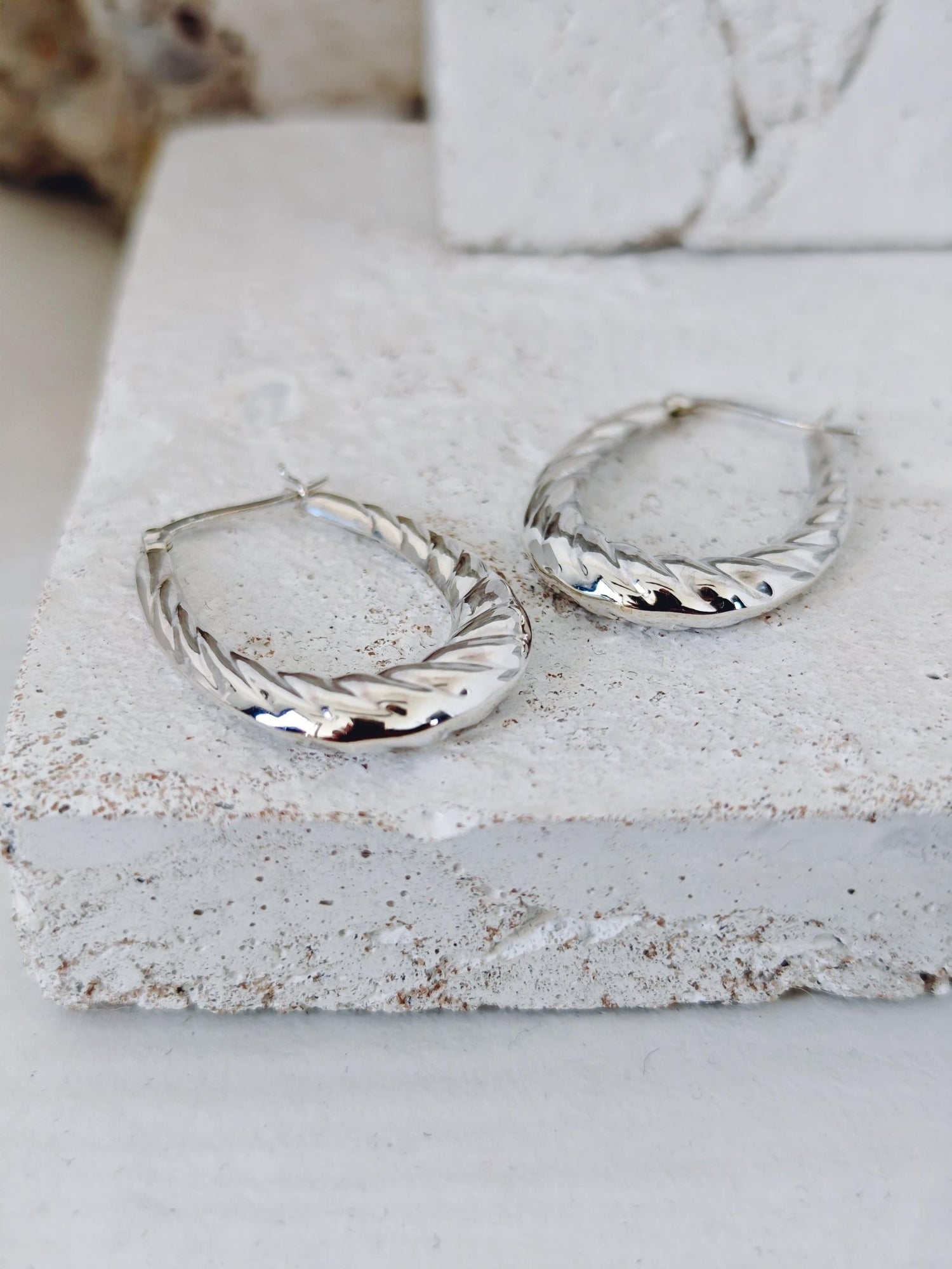 Große Croissant Creolen aus 925 Silber, Ovale Shrimp Hoops, Puffy Statement Silber Ohrringe, Gedrehte Silbercreolen - CocosyBerlin