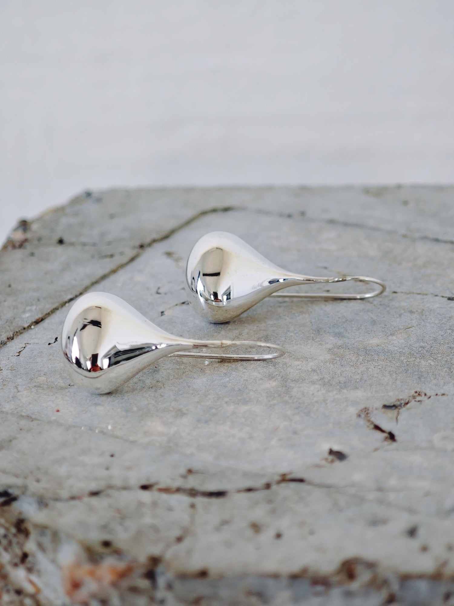 Tropfen Ohrringe aus Silber 925, Lange Hängende Ohrringe, Puffy Teardrop Earrings - CocosyBerlin