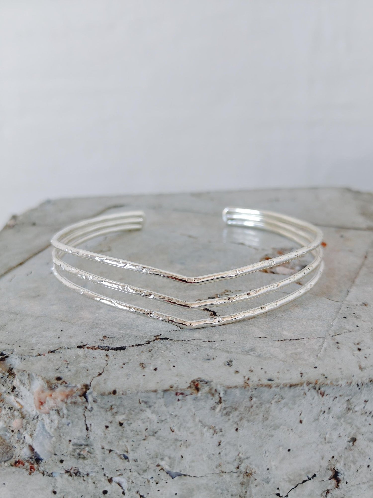 Boho Oberarmreif / Armreif Messing versilbert, Arm Cuff, Oberarm Manschette gehämmert, Festival Schmuck - CocosyBerlin