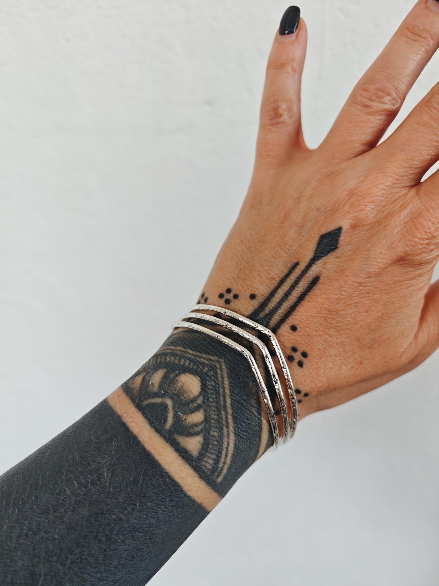 Boho Oberarmreif / Armreif Messing versilbert, Arm Cuff, Oberarm Manschette gehämmert, Festival Schmuck - CocosyBerlin