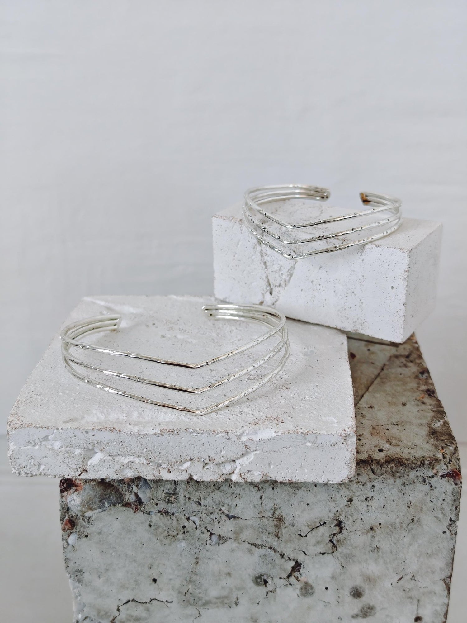 Boho Oberarmreif / Armreif Messing versilbert, Arm Cuff, Oberarm Manschette gehämmert, Festival Schmuck - CocosyBerlin