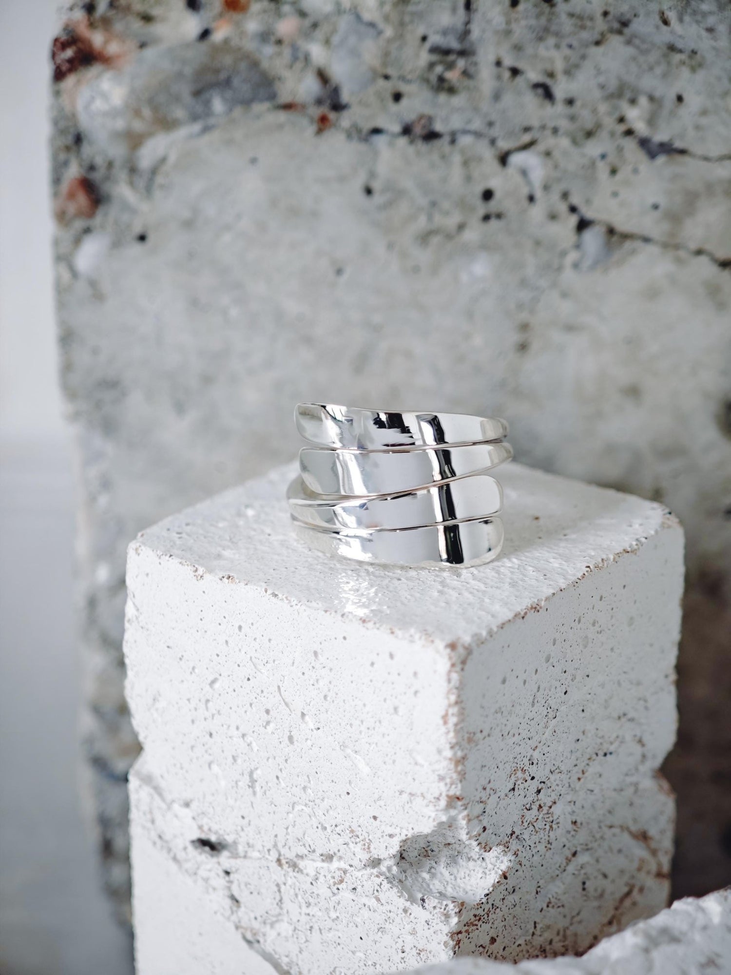 Statement Wickelring aus 925 Silber, breiter Wrap Ring, Geschwungener Silberring - CocosyBerlin