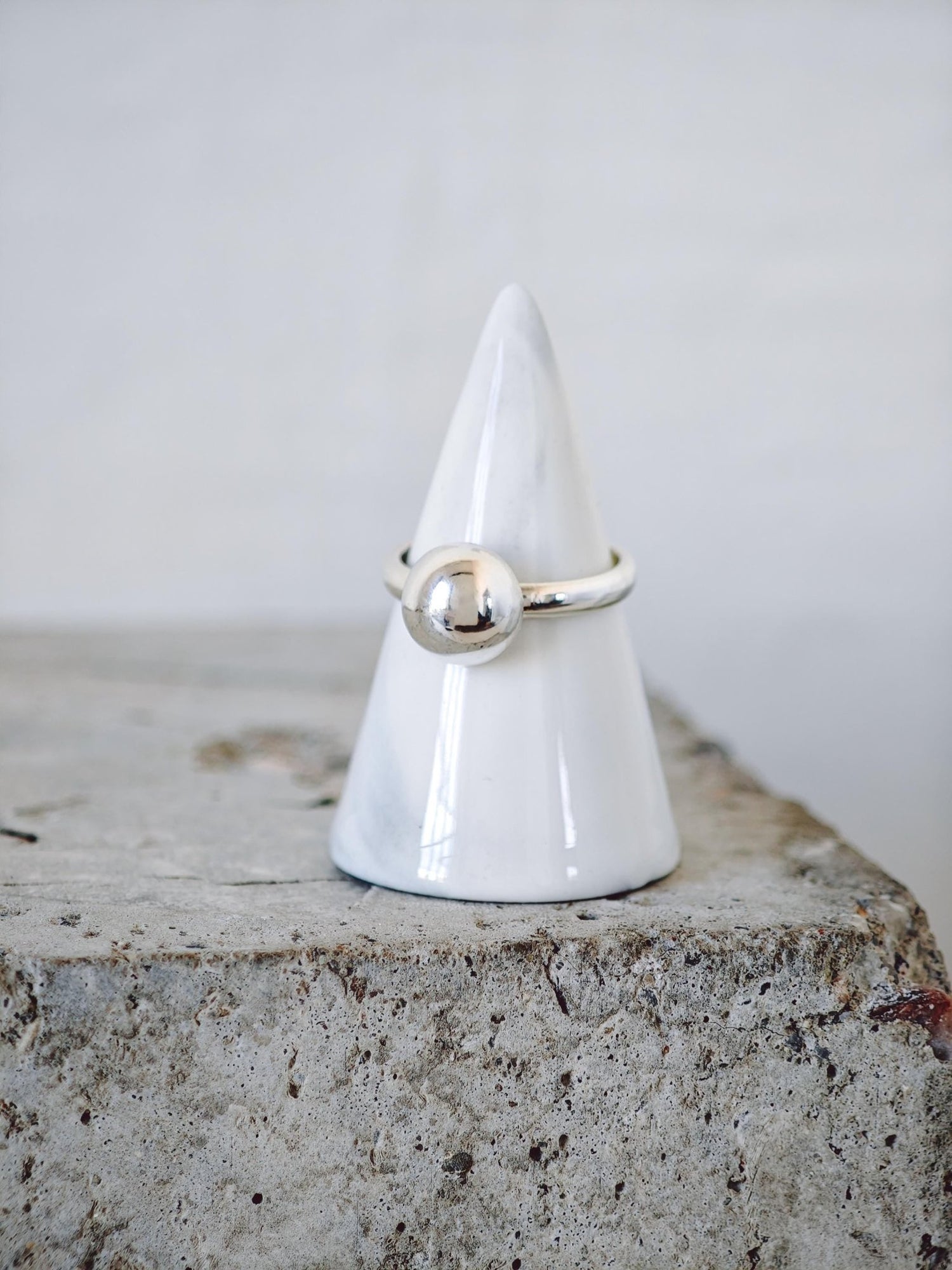 Silber Kugelring, Minimal Halbkugel Ring aus 925 Silber, Ball Ring, Bubble Silver Ring - CocosyBerlin