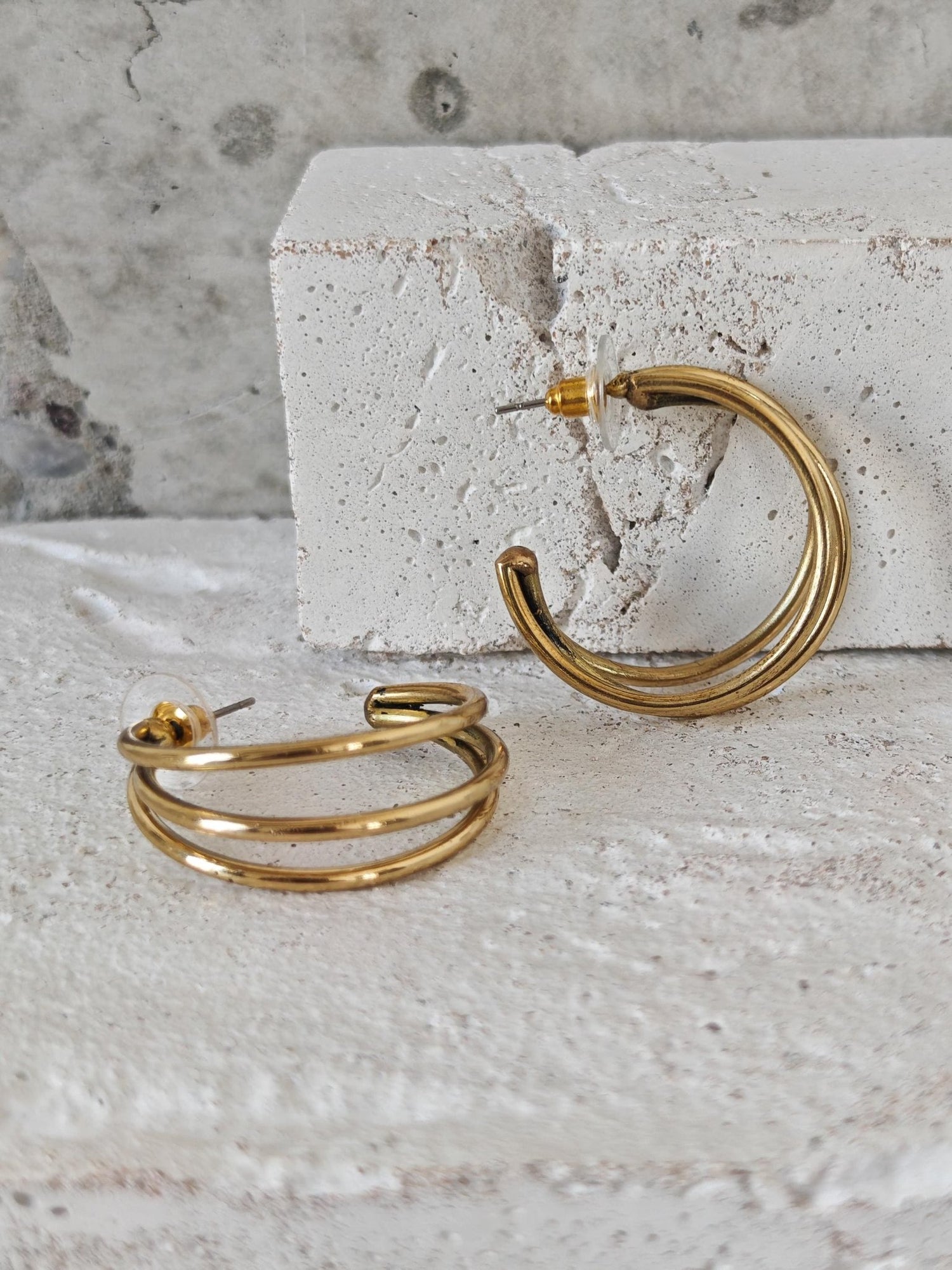 Triple Ohrringe aus Messing gold, Boho Statement Triple Creolen, Ohrstecker Hoops - CocosyBerlin