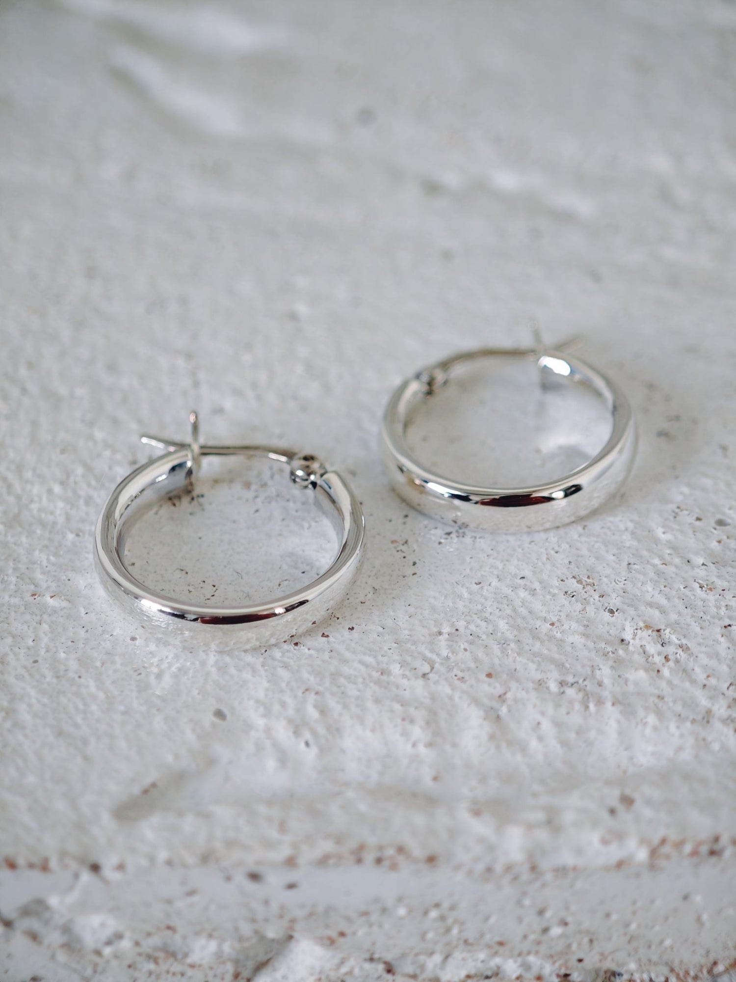 Kleine Silber Creolen 20mm, Breite gewölbte Ohrringe aus 925 Silber, Minimal Hoops - CocosyBerlin