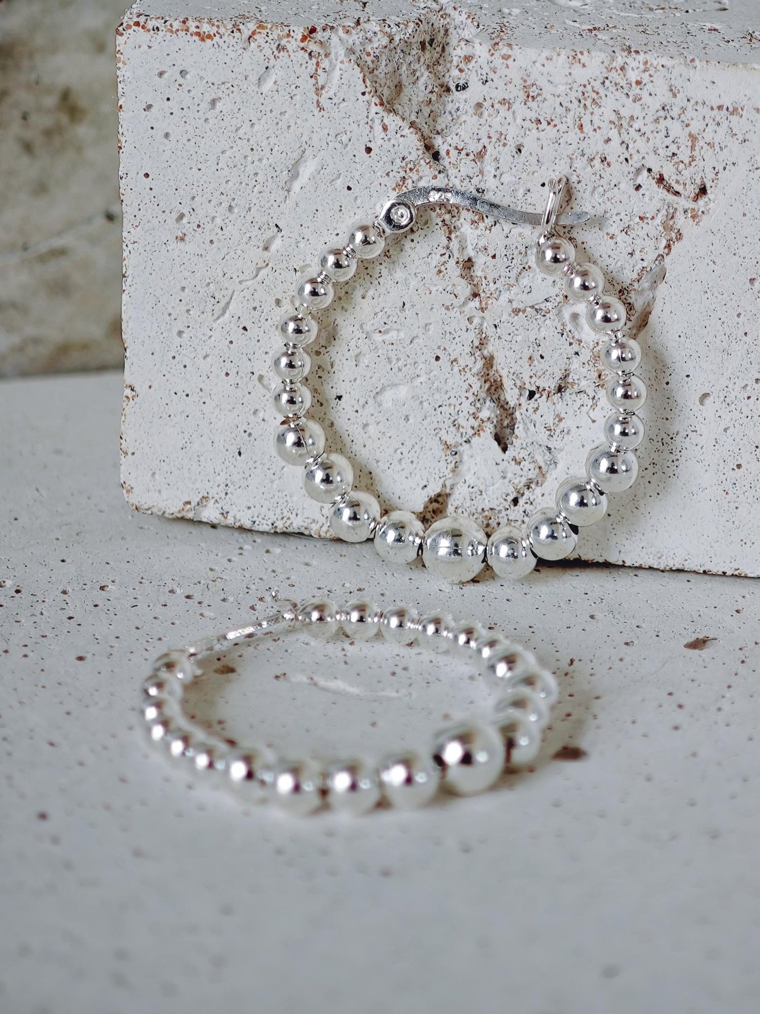 Bubble Ohrringe aus 925 Silber, Kugel Statement Creolen, Perlen Ohrringe Bubble-Hoops - CocosyBerlin