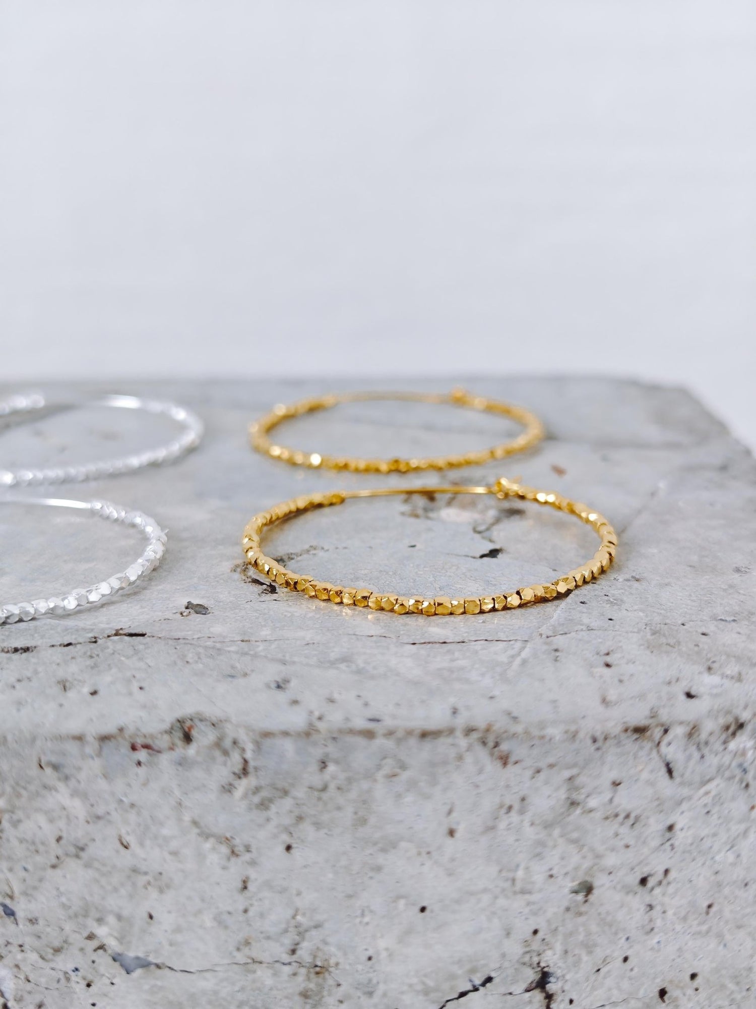 925 Silber Creolen mit facettierten Nuggets, 45 mm Hoop Ohrringe Silber oder 18K vergoldet, Hand Beaded Hoops - CocosyBerlin