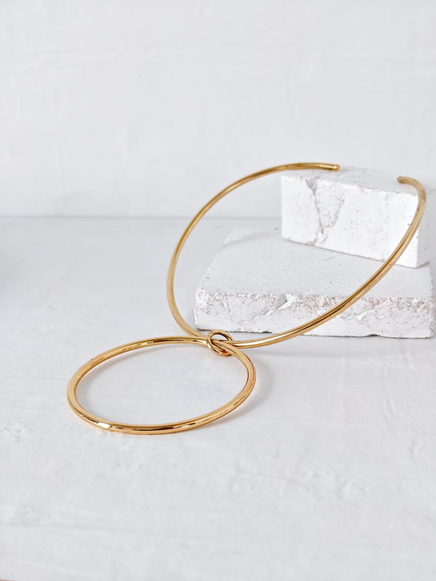 Goldener Minimalistischer Choker mit Ring Anhänger, Messing Halsreif mit großem Anhänger, Golden Circle Choker - CocosyBerlin
