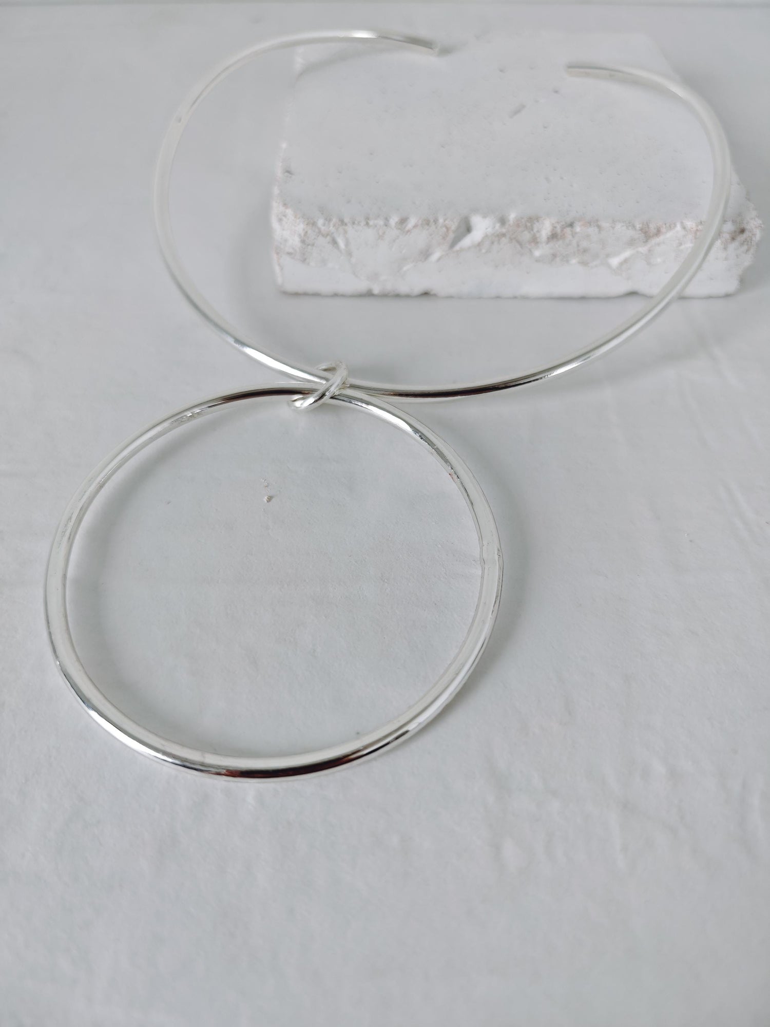 Minimalistischer Choker mit Ring Anhänger, Messing Halsreif mit großem Kreis Kettenanhänger, Y2K Kette versilbert