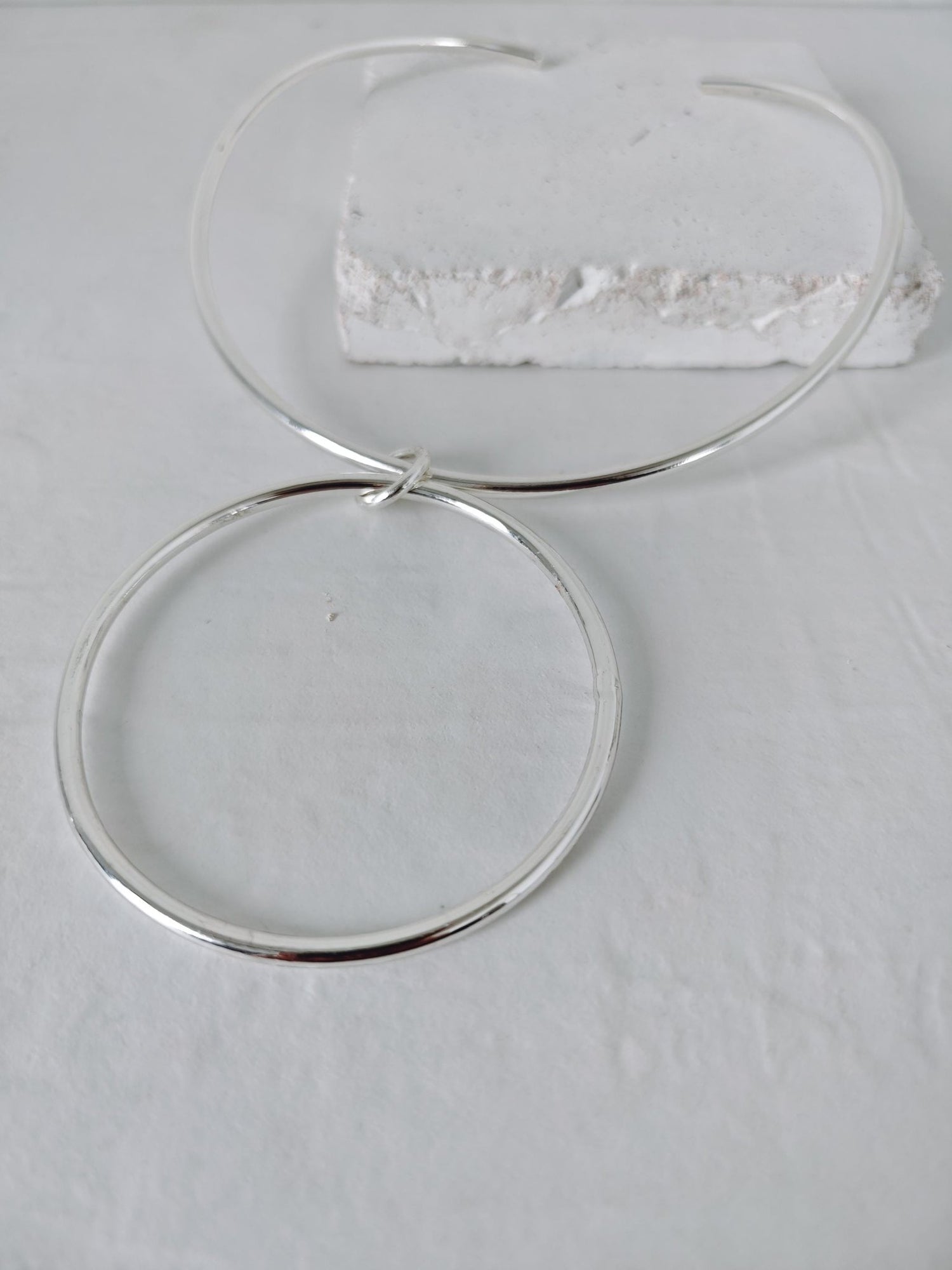 Versilberter Minimalistischer Choker mit Ring Anhänger, Messing Halsreif in Silber, Silver Circle Choker - CocosyBerlin