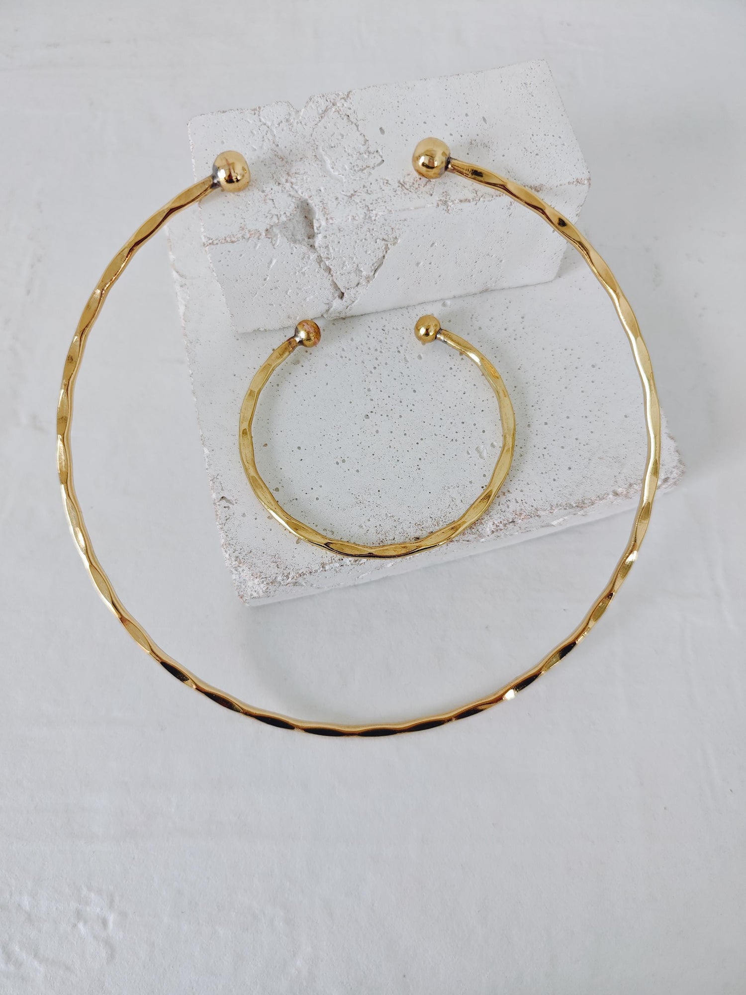 Choker & Armreif Set aus Messing gehämmert, minimalistischer goldener Choker und Armreif