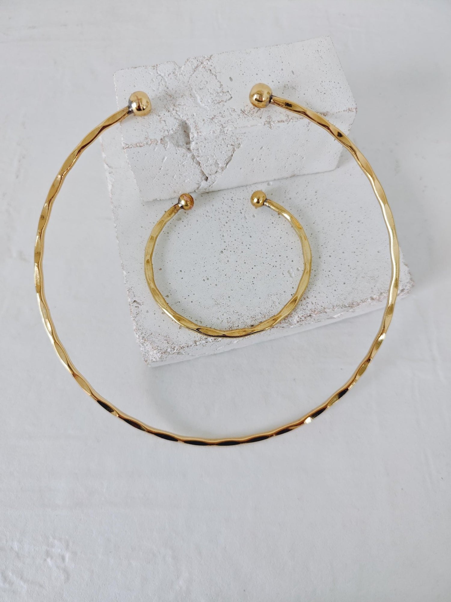 Goldenes Choker & Armreif Set aus gehämmertem Messing, minimalistischer goldener Choker und Armband, Golden Hammered Set – Minimal Summer Statement - CocosyBerlin