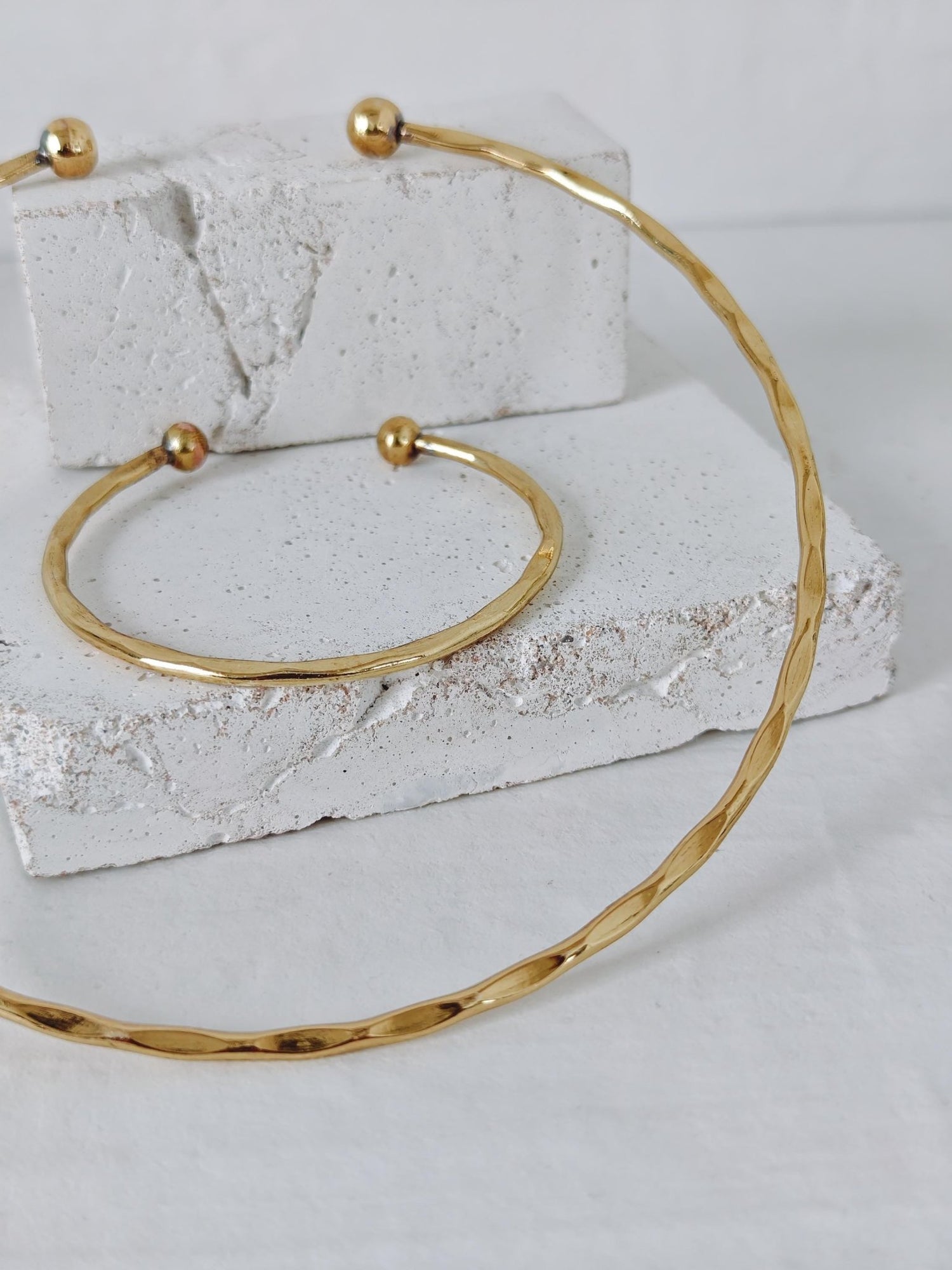 Goldenes Choker & Armreif Set aus gehämmertem Messing, minimalistischer goldener Choker und Armband, Golden Hammered Set – Minimal Summer Statement - CocosyBerlin