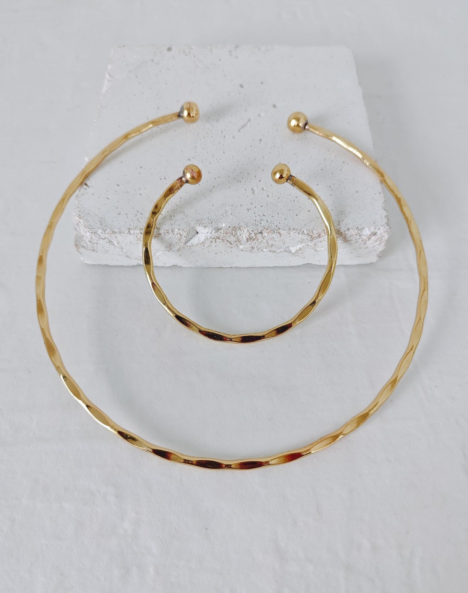 Goldenes Choker & Armreif Set aus gehämmertem Messing, minimalistischer goldener Choker und Armband, Golden Hammered Set – Minimal Summer Statement - CocosyBerlin