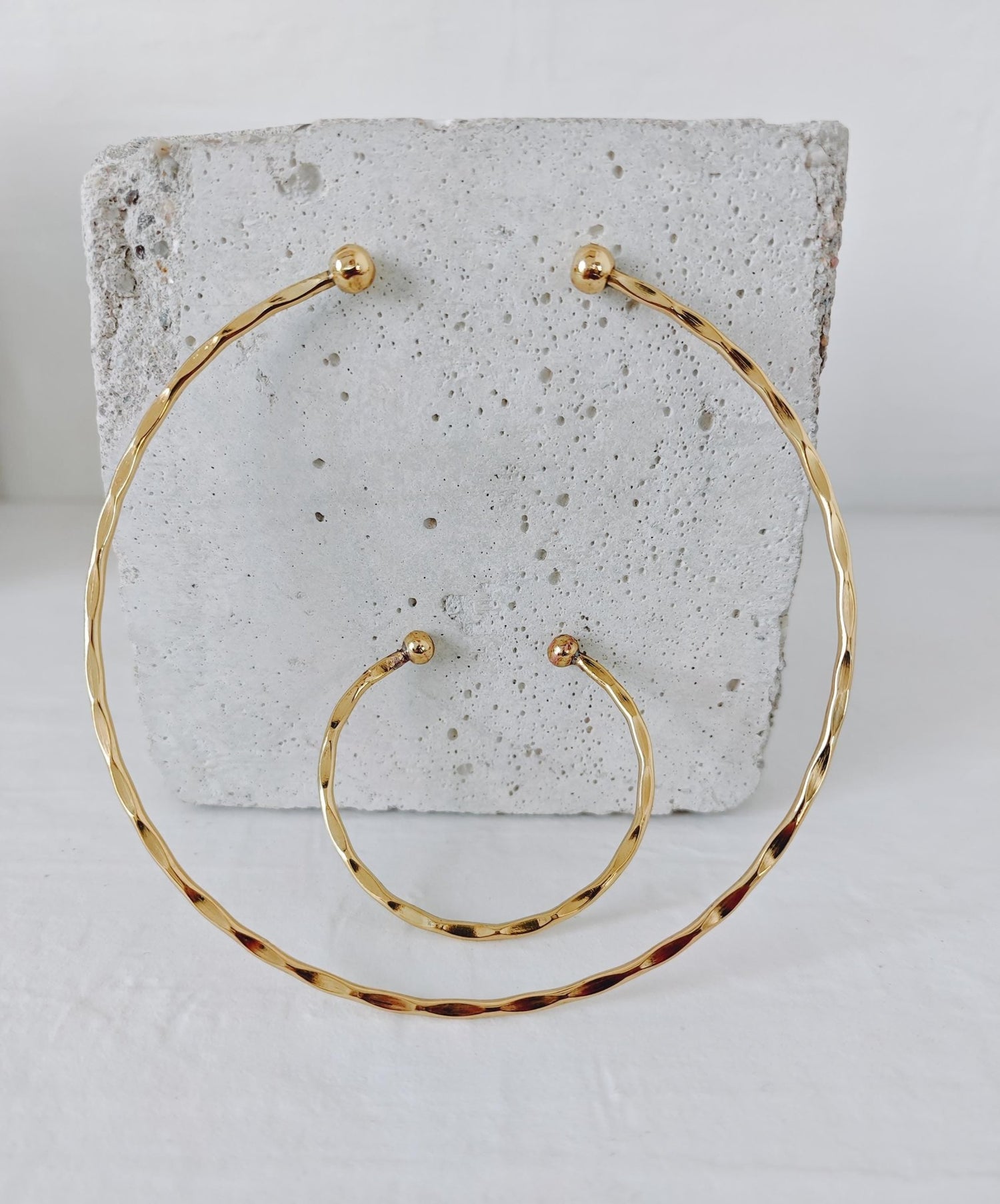 Goldenes Choker & Armreif Set aus gehämmertem Messing, minimalistischer goldener Choker und Armband, Golden Hammered Set – Minimal Summer Statement - CocosyBerlin
