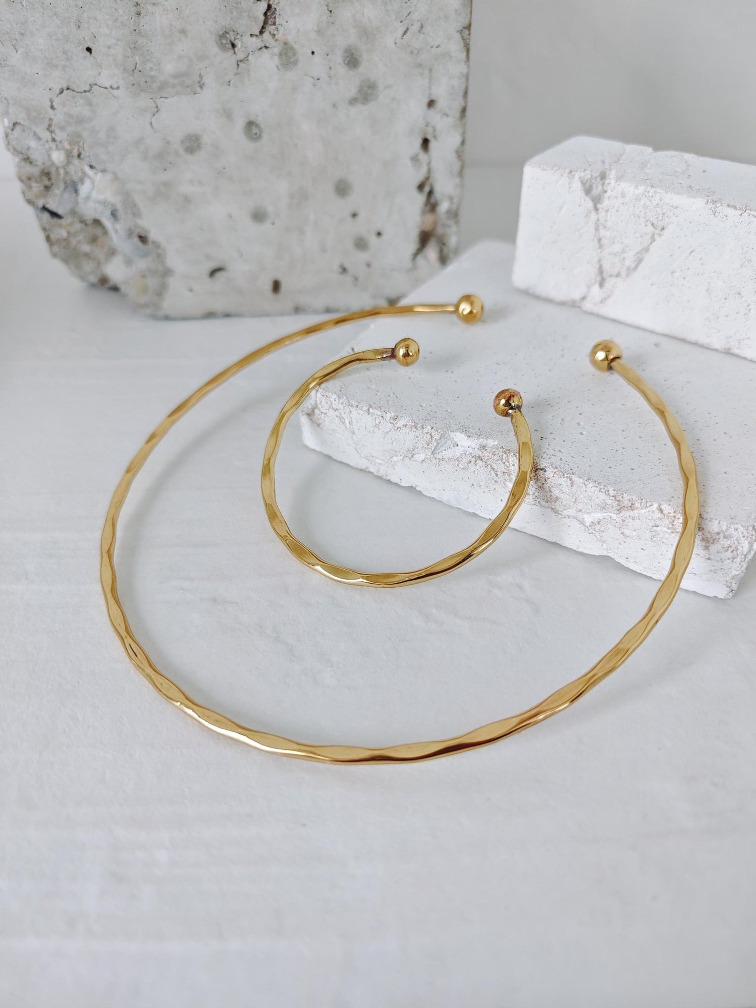 Goldenes Choker & Armreif Set aus gehämmertem Messing, minimalistischer goldener Choker und Armband, Golden Hammered Set – Minimal Summer Statement - CocosyBerlin