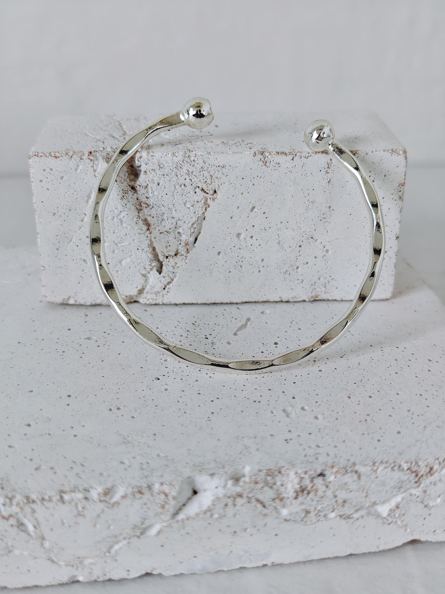 Choker & Armreif Set aus Messing versilbert und gehämmert, minimalistischer Choker und Armreif