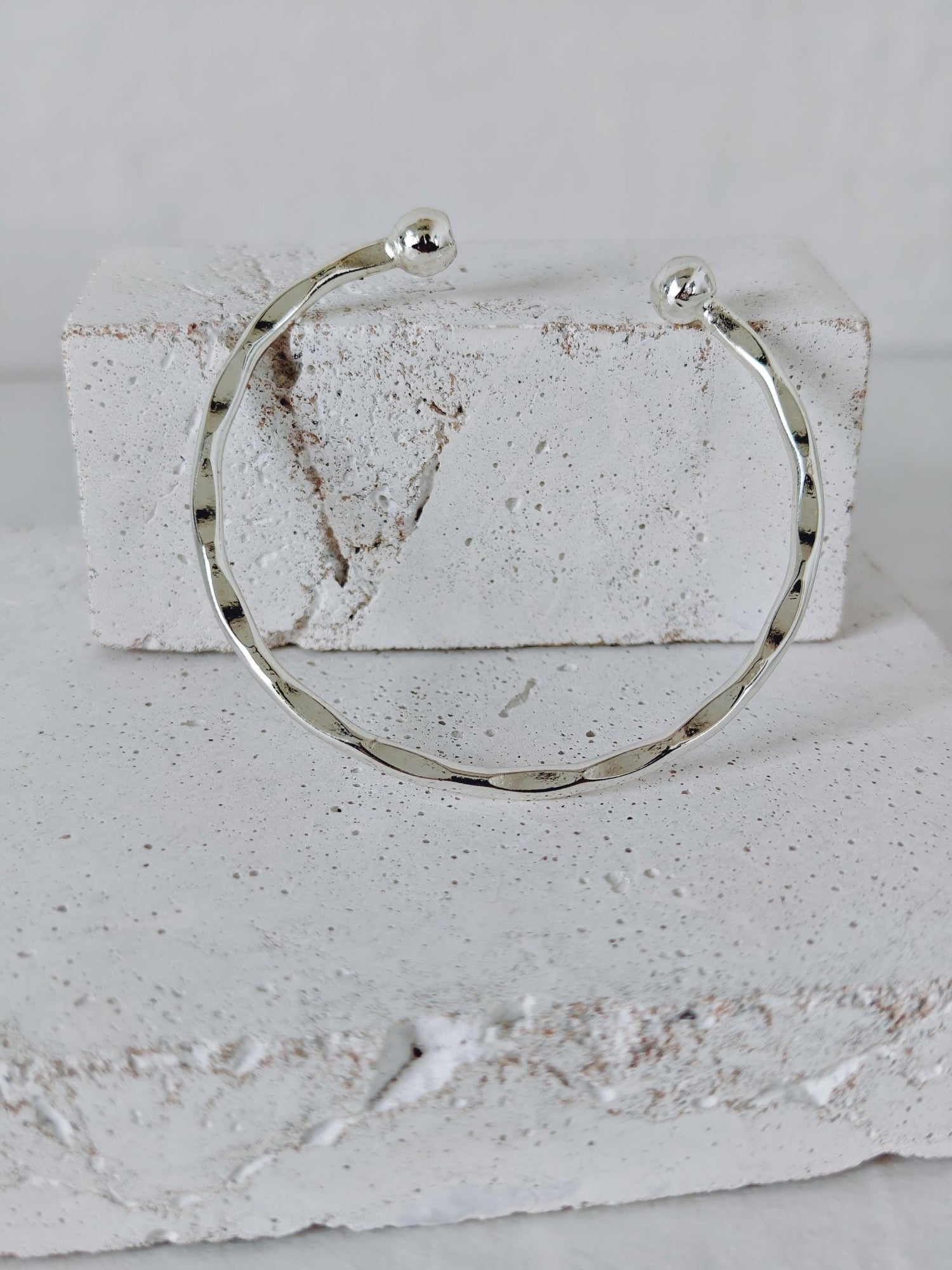 Set Armreif und Choker aus gehämmertem und versilbertem Messing, minimalistischer Set mit Choker und Armband, Silver Plated Hammered Jewelry Set – Minimal Summer Statement - CocosyBerlin