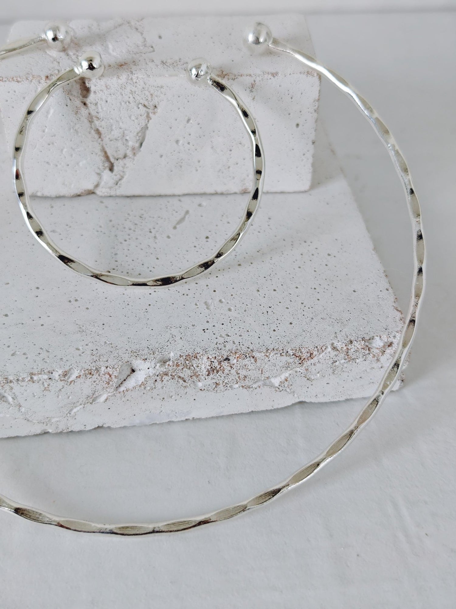 Set Armreif und Choker aus gehämmertem und versilbertem Messing, minimalistischer Set mit Choker und Armband, Silver Plated Hammered Jewelry Set – Minimal Summer Statement - CocosyBerlin
