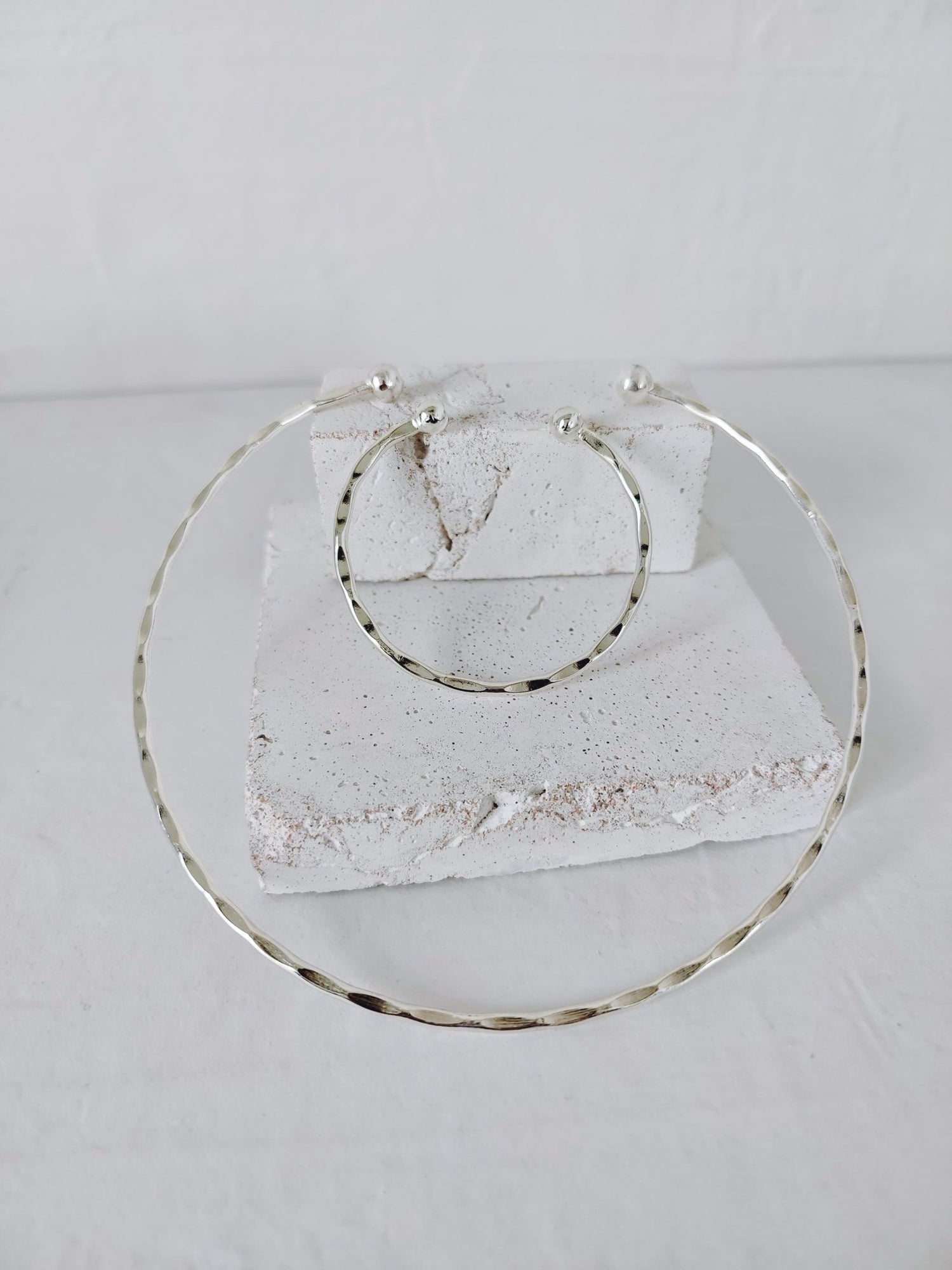 Set Armreif und Choker aus gehämmertem und versilbertem Messing, minimalistischer Set mit Choker und Armband, Silver Plated Hammered Jewelry Set – Minimal Summer Statement - CocosyBerlin