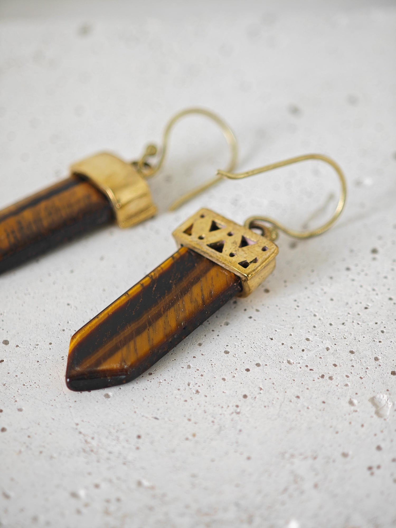 Boho Ohrringe mit Onyx oder Tigerauge, Goldene Messing Ohrringe mit Edelstein Spitze, Festival Schmuck