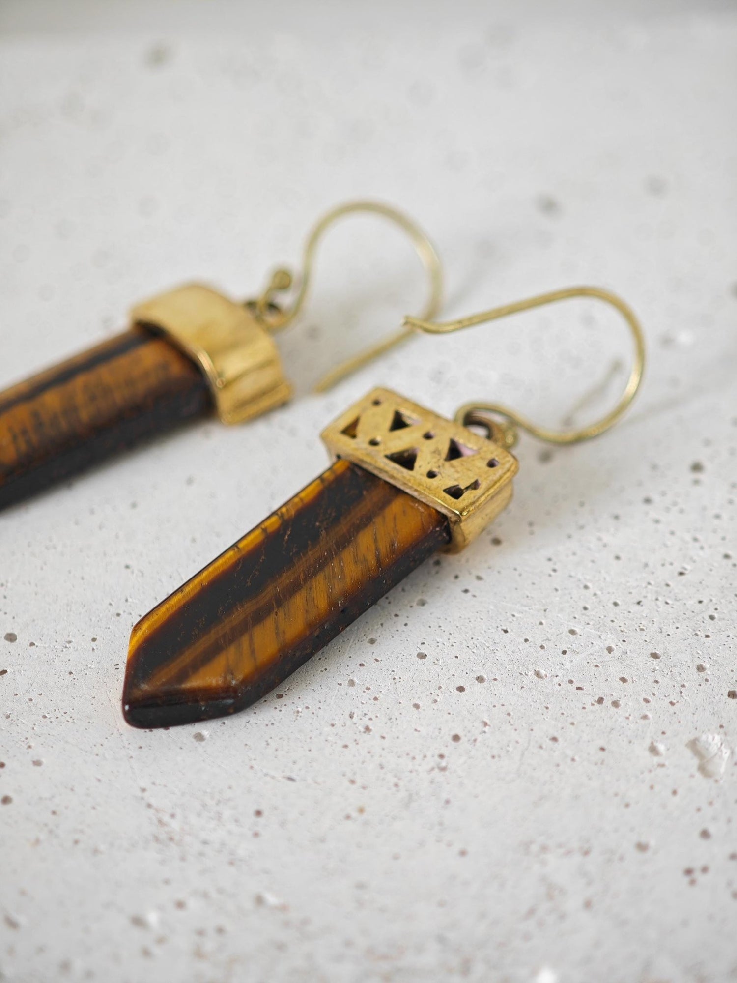 Sommer Boho Ohrringe mit Onyx oder Tigerauge, Goldene Messing Ohrringe mit Edelstein, Festival Schmuck, Golden Summer Earrings - CocosyBerlin